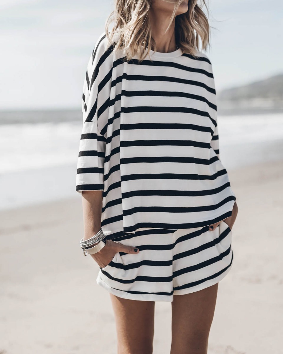 Marini&egrave;re ample &agrave; manches courtes Mikuta en coton ray&eacute; noir et blanc, port&eacute;e de face.