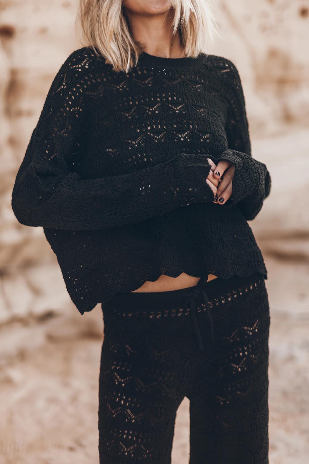 Pantalon en crochet noir en lin et coton Mikuta. Détail de la taille avec lien de serrage. 