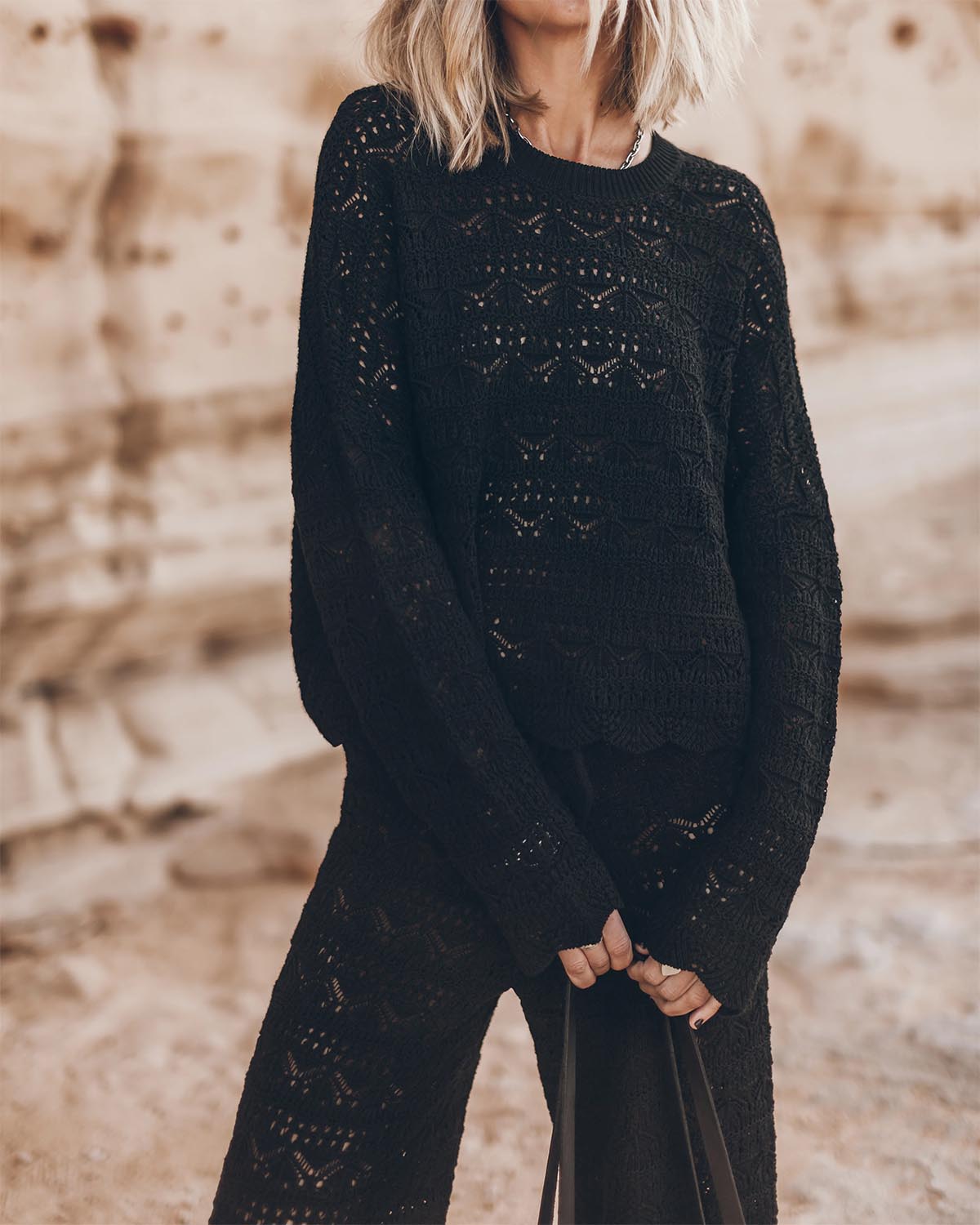 Pull manches longues col rond en crochet noir en lin et coton Mikuta. Détail du col bord côte. 