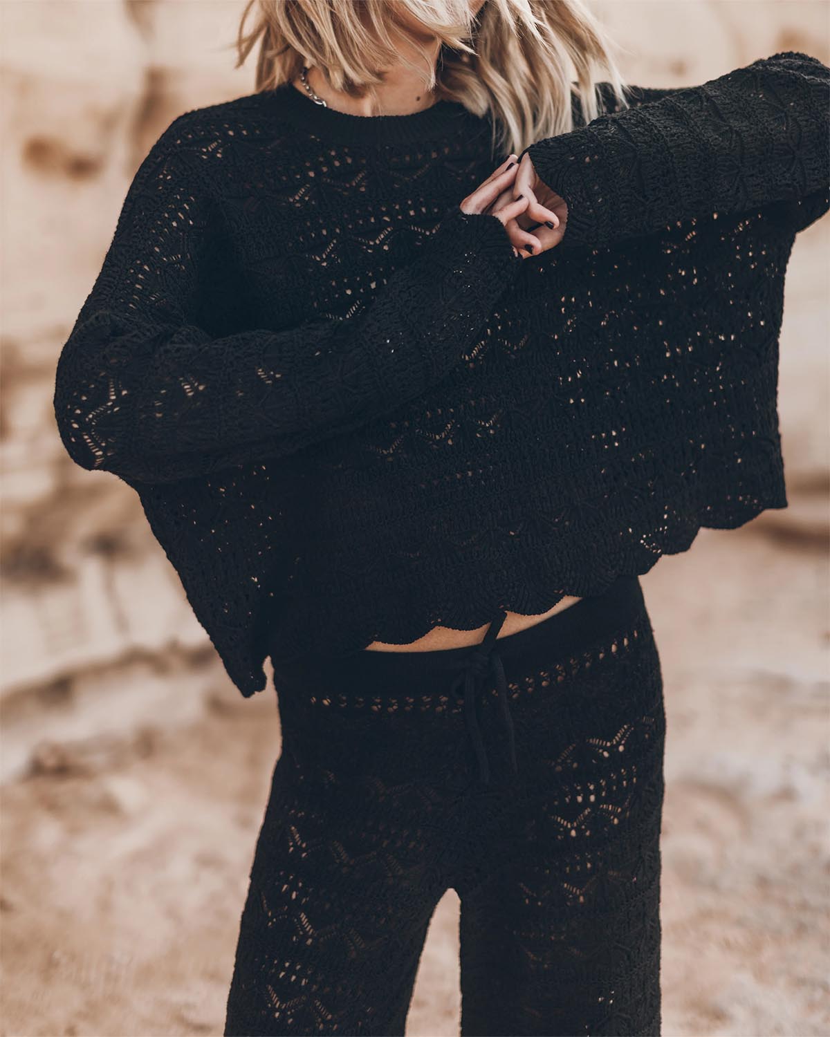 Pull manches longues col rond en crochet noir en lin et coton Mikuta. Forme courte oversize. 