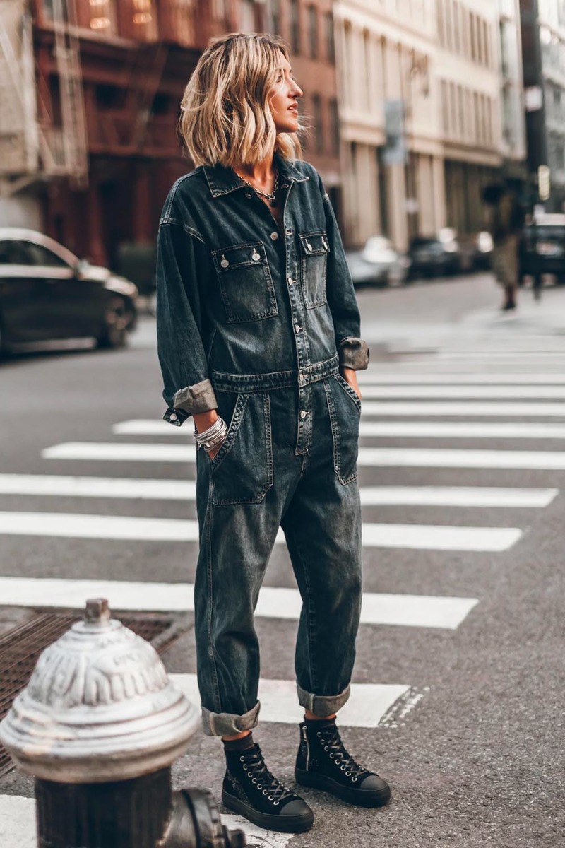 Combinaison Mikuta à manches longues en denim bleu, portée de face.