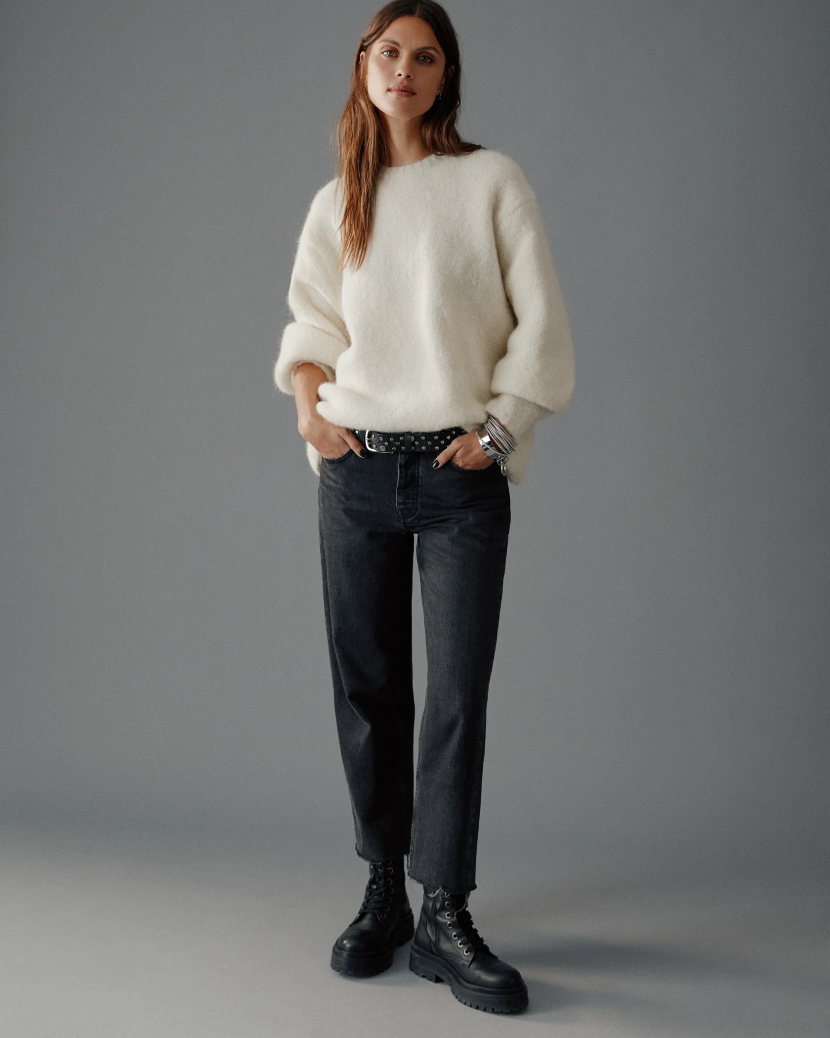 Pull oversize Mikuta en alpaga écru, porté avec un jean noir.