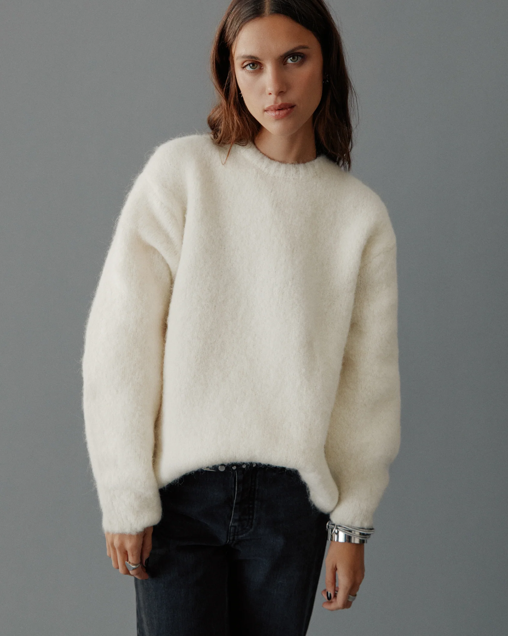 Pull oversize Mikuta en alpaga écru, porté de face.