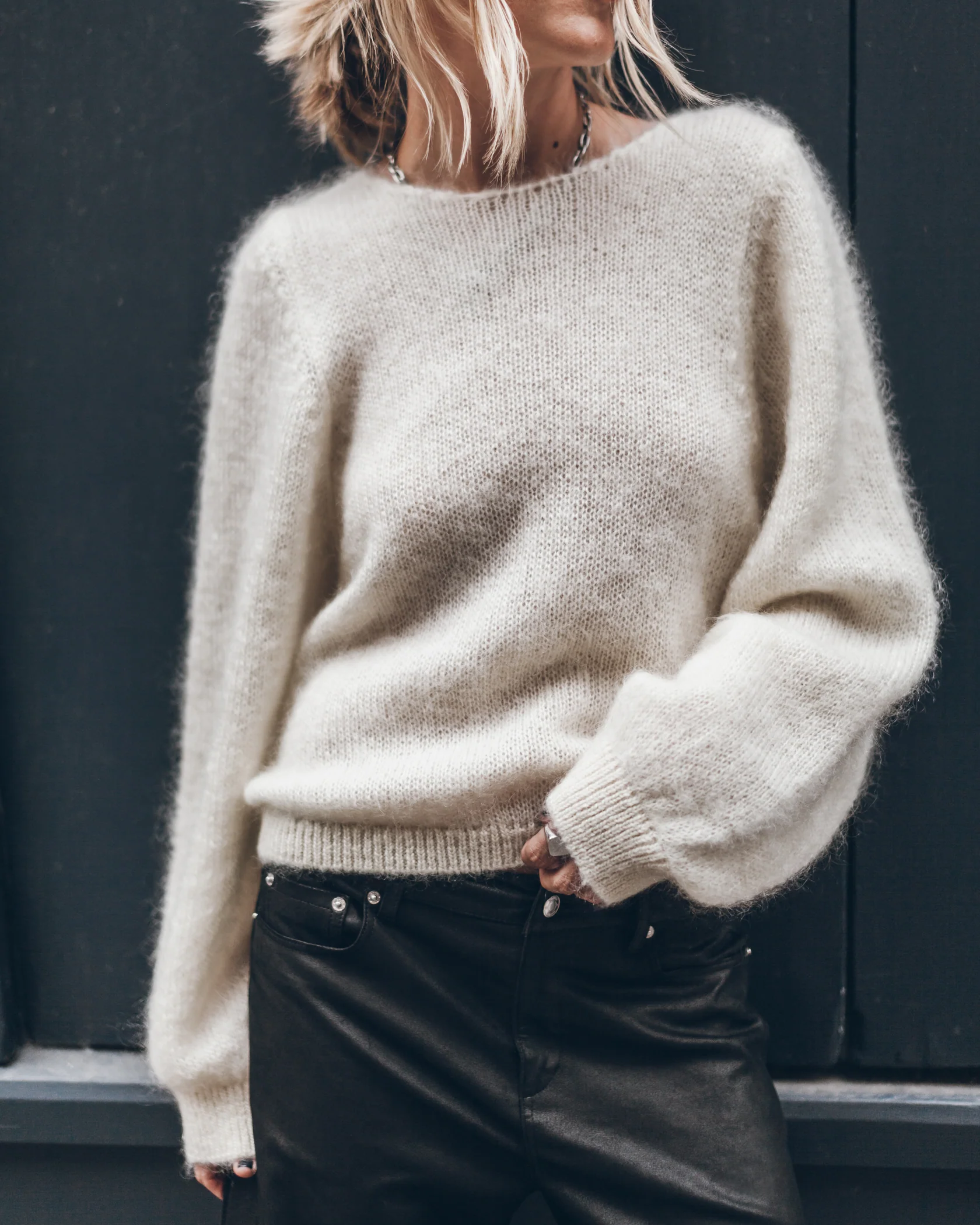 Pull dos-nu Mikuta en mohair écru noué dans le dos, porté de face.