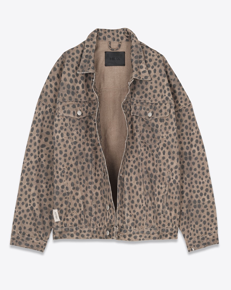 Veste en jean Mikuta en coton imprim&eacute; l&eacute;opard marron. Vue de face, ouverte.