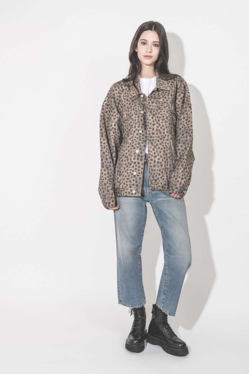 Veste en jean Mikuta en coton imprim&eacute; l&eacute;opard marron, port&eacute;e de face ouverte.