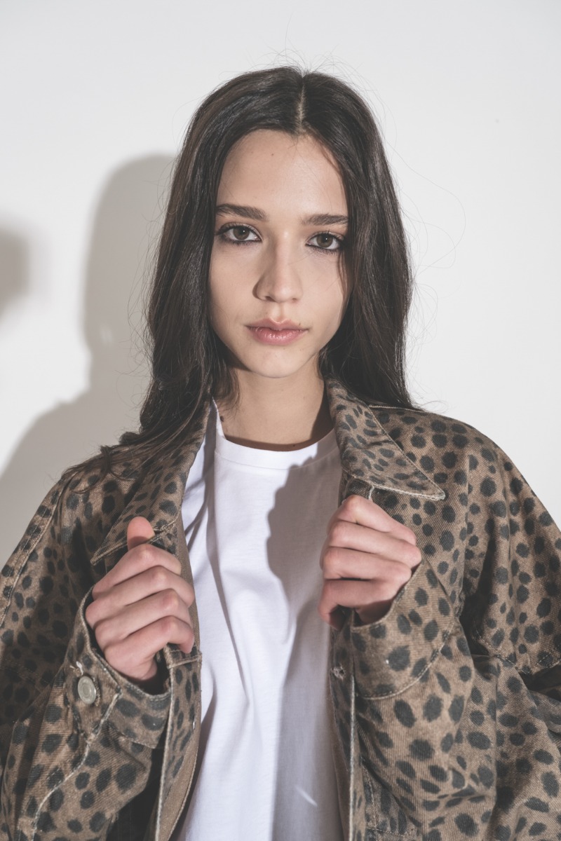 Veste en jean Mikuta en coton imprim&eacute; l&eacute;opard marron, port&eacute;e avec un tee-shirt blanc Marant &Eacute;toile.