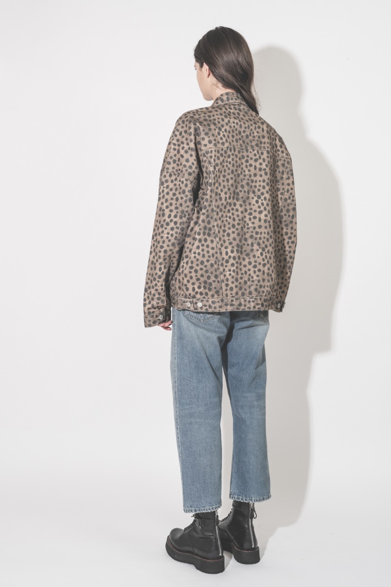 Veste en jean Mikuta en coton imprim&eacute; l&eacute;opard marron, port&eacute;e de dos.