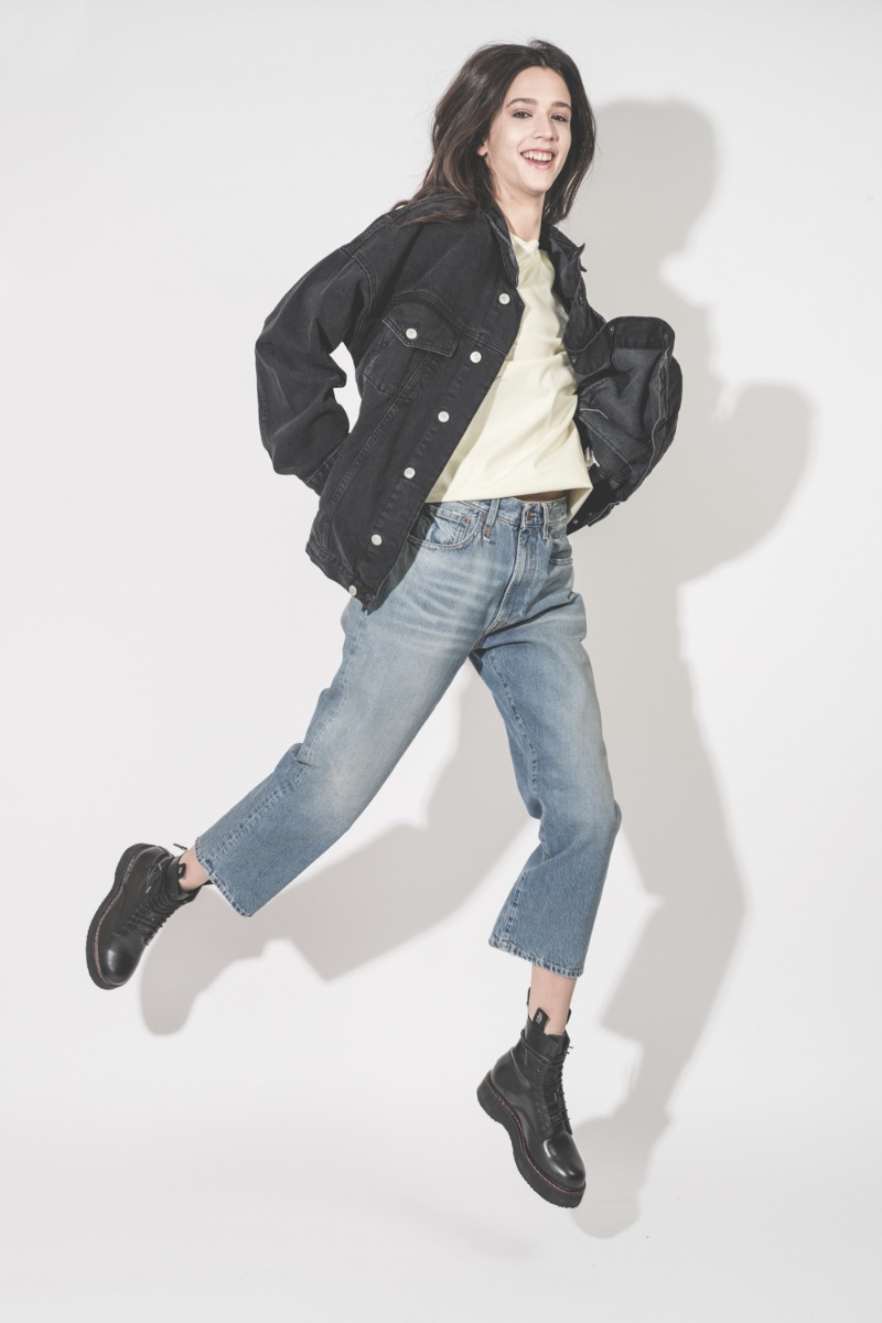 Veste en jean Oversized Mikuta noire, port&eacute;e de profil.