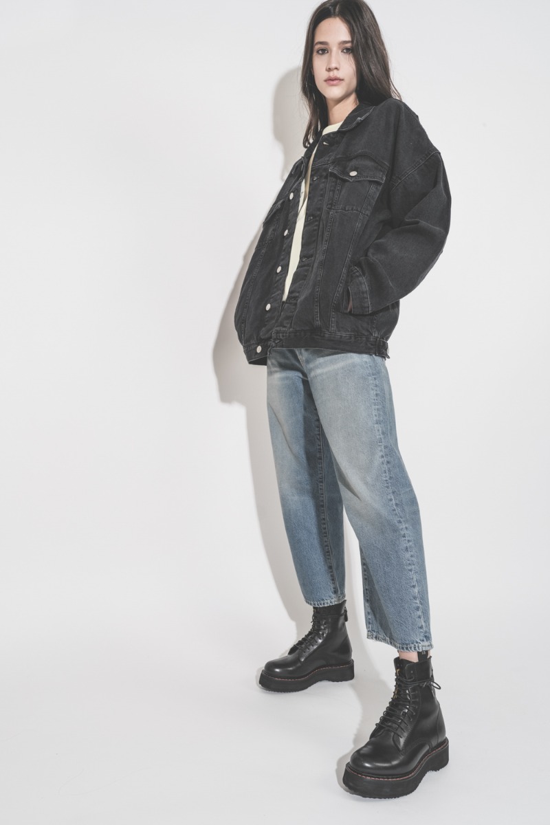 Veste en jean Oversized Mikuta noire, port&eacute;e avec des boots Single Stack R13.