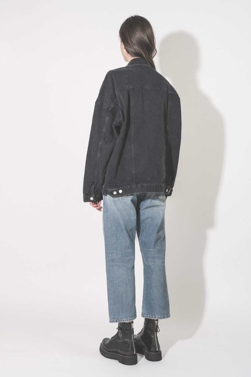 Veste en jean Oversized Mikuta noire, port&eacute;e de dos.