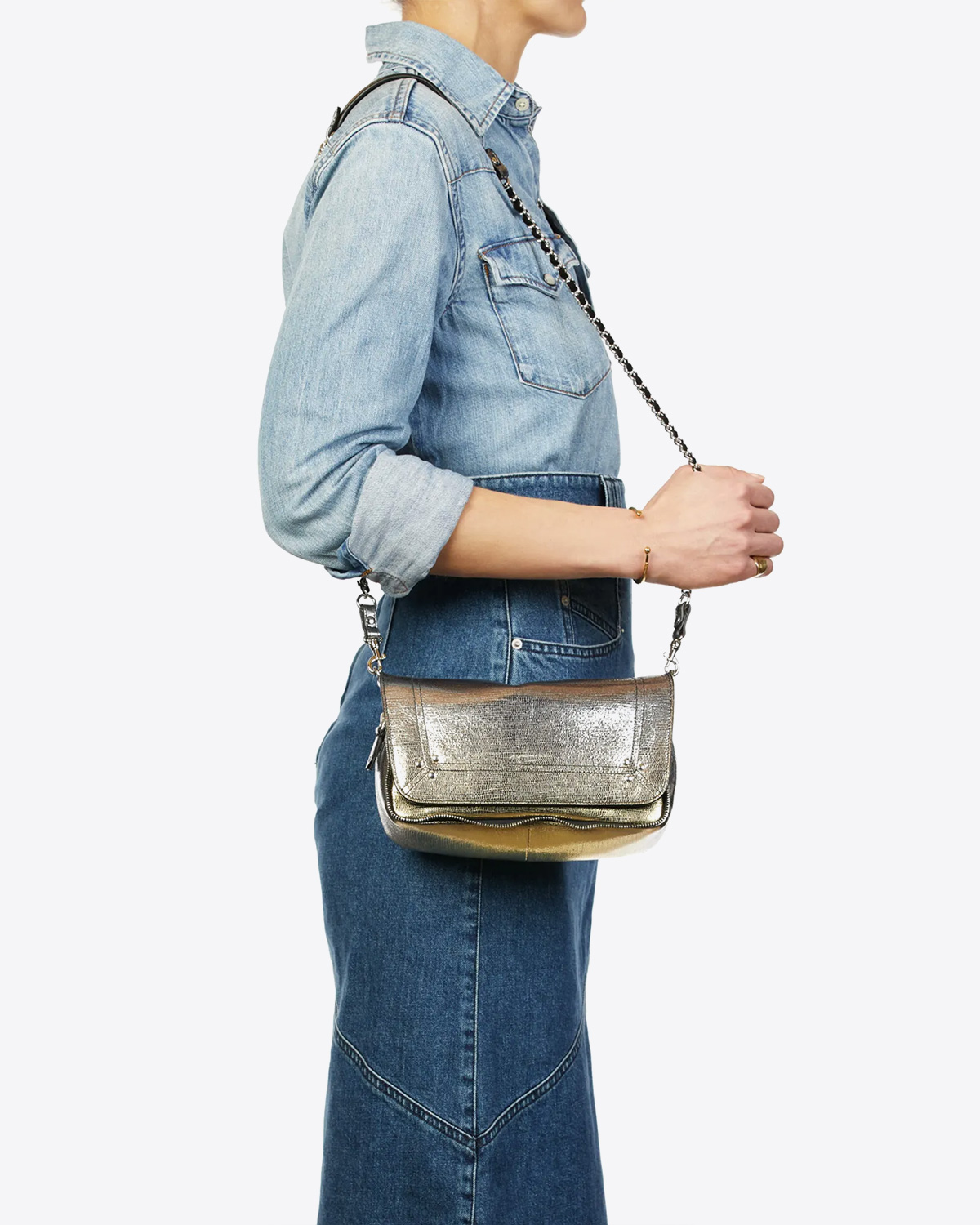 Mini-sac bandoulière en cuir de chèvre lamé dégradé or Bobi S Jérôme Dreyfuss. Porté épaule.