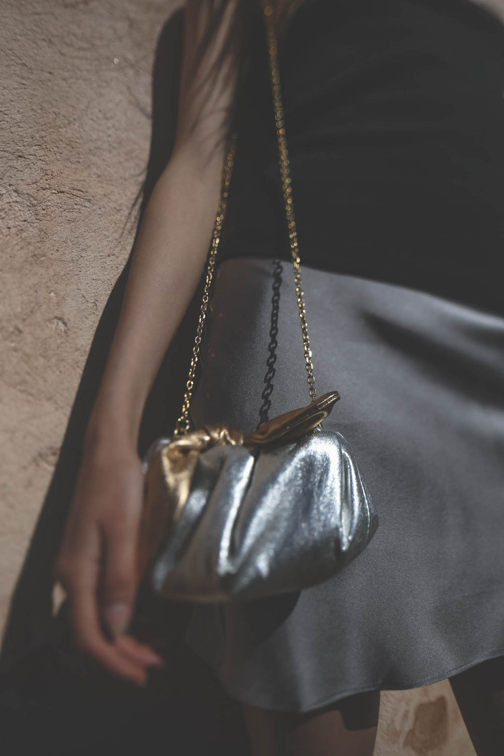 Mini sac bandoulière chaine doré en cuir lamé argent noeud lamé doré Rory William Docherty. Détail Noeud. 
