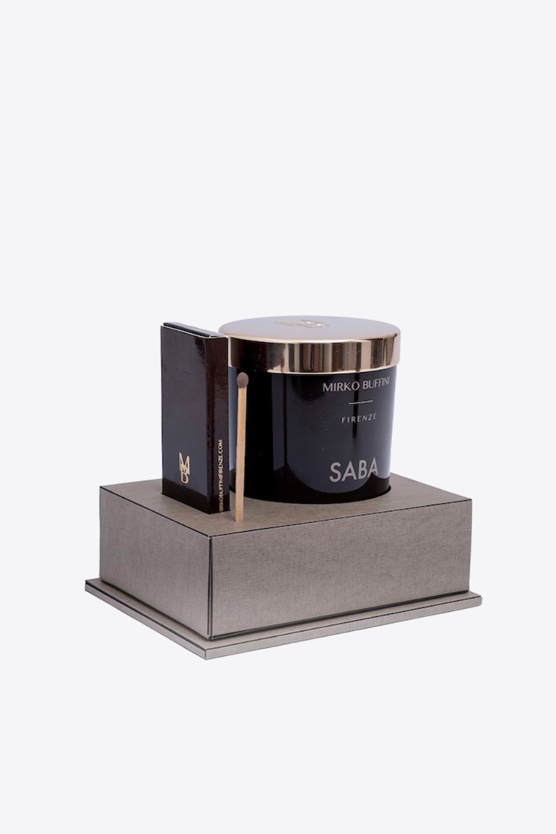 Bougie parfumée Saba Mirlo Buffini Firenze. Présentation de la bougie avec sa boîte d’allumettes.