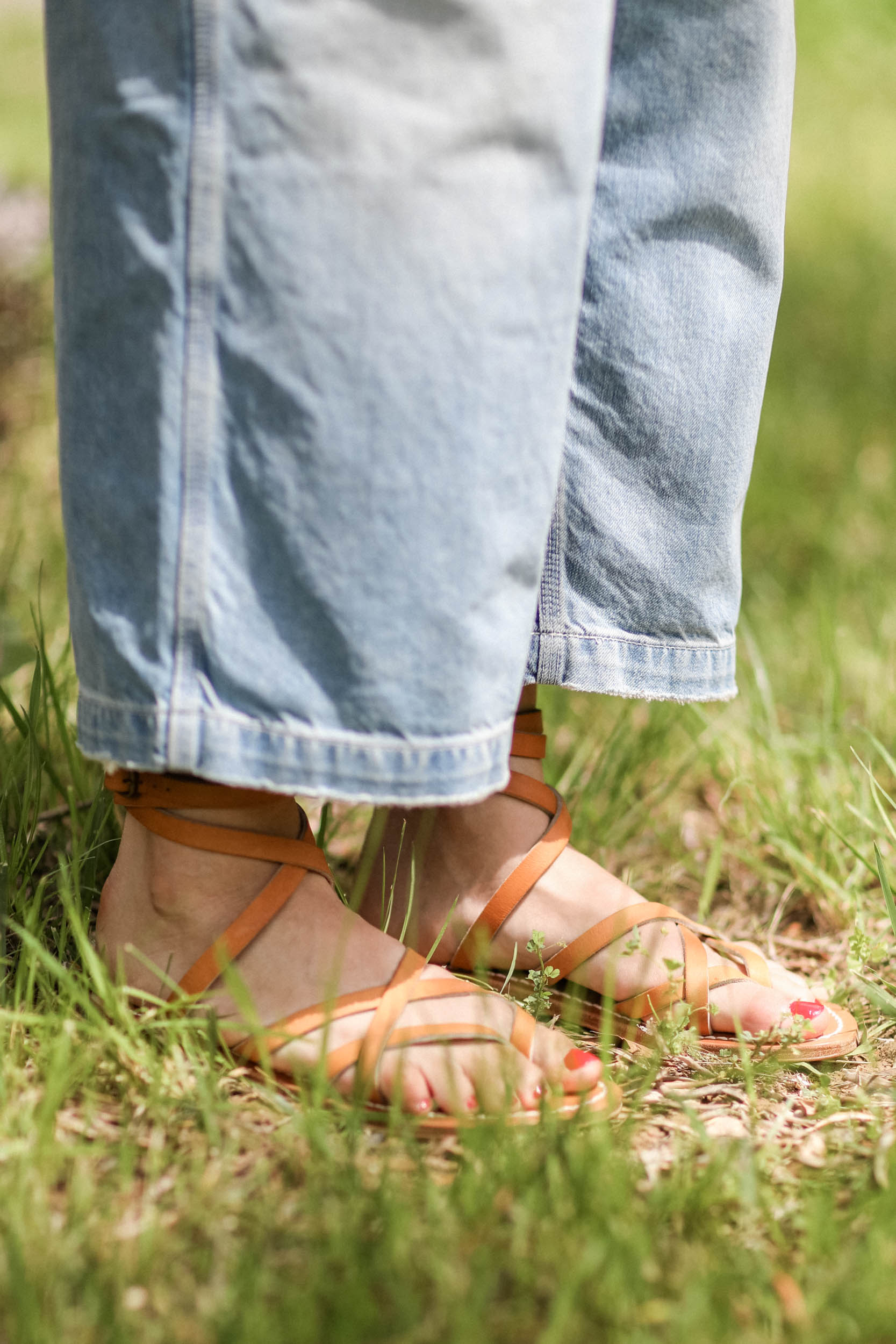 Salopette en jean bleu ciel Denimist Relaxed Overall. Détail bas de jambes.