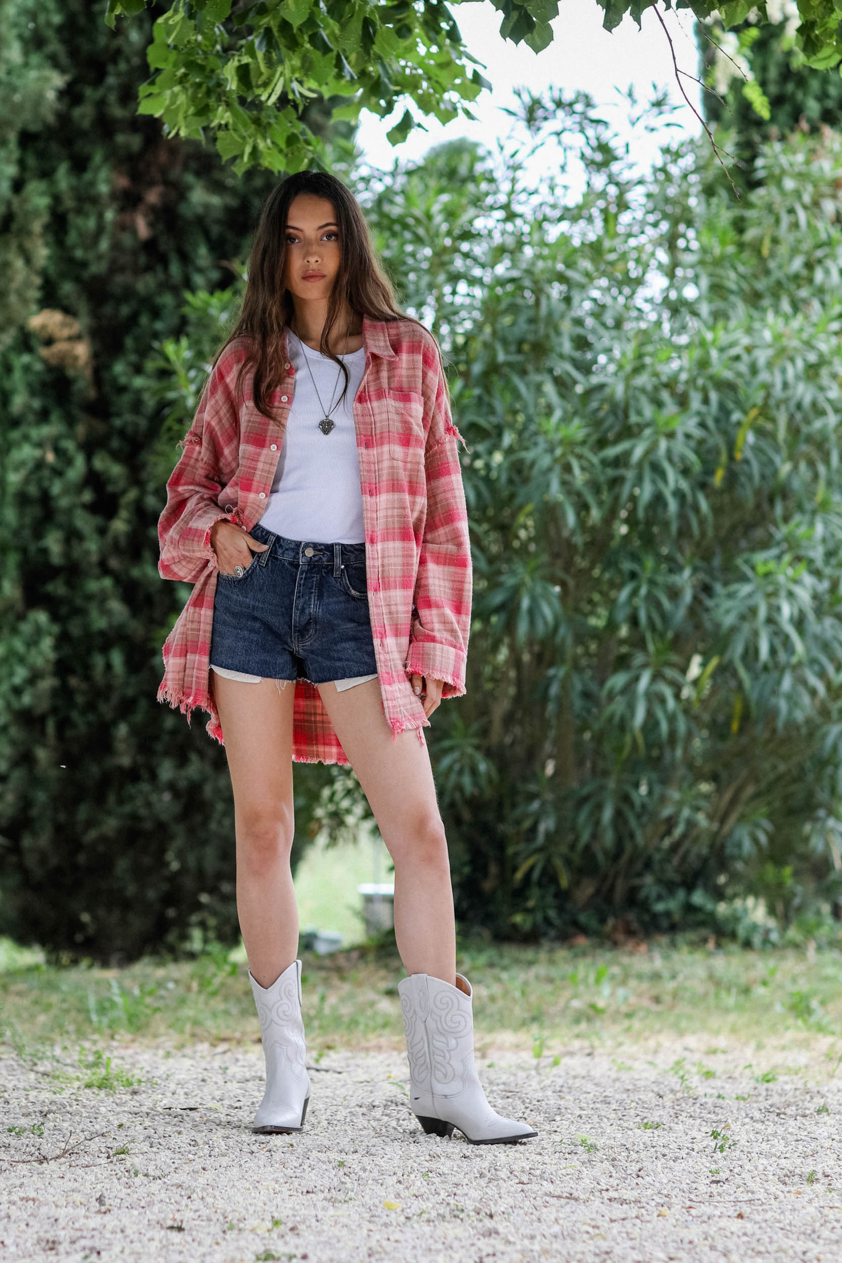 Chemise oversize à carreaux rose en coton gratté r13. Porté face. 