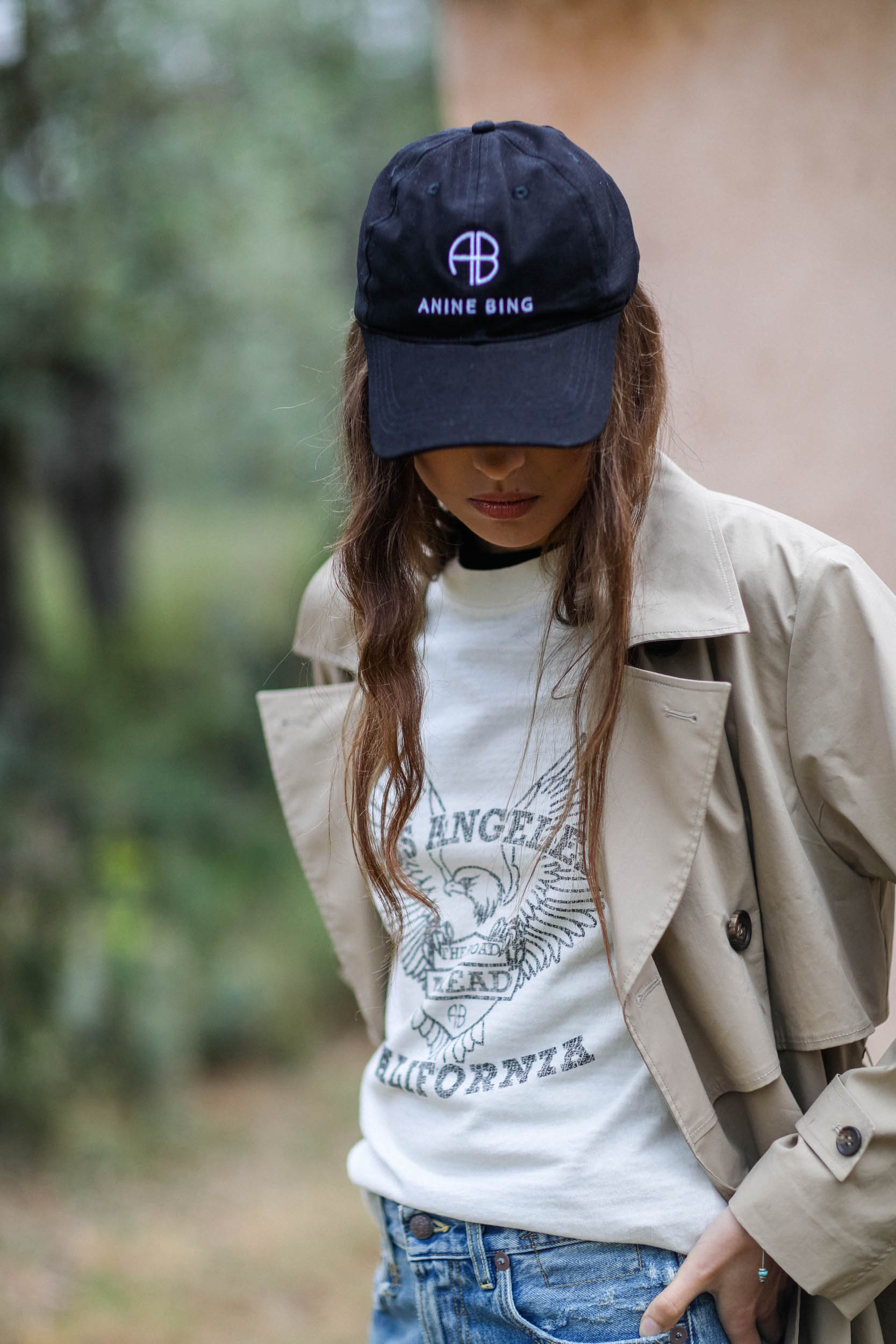 Casquette en toile noire brodée logo AB Jeremy Anine Bing. Porté face.