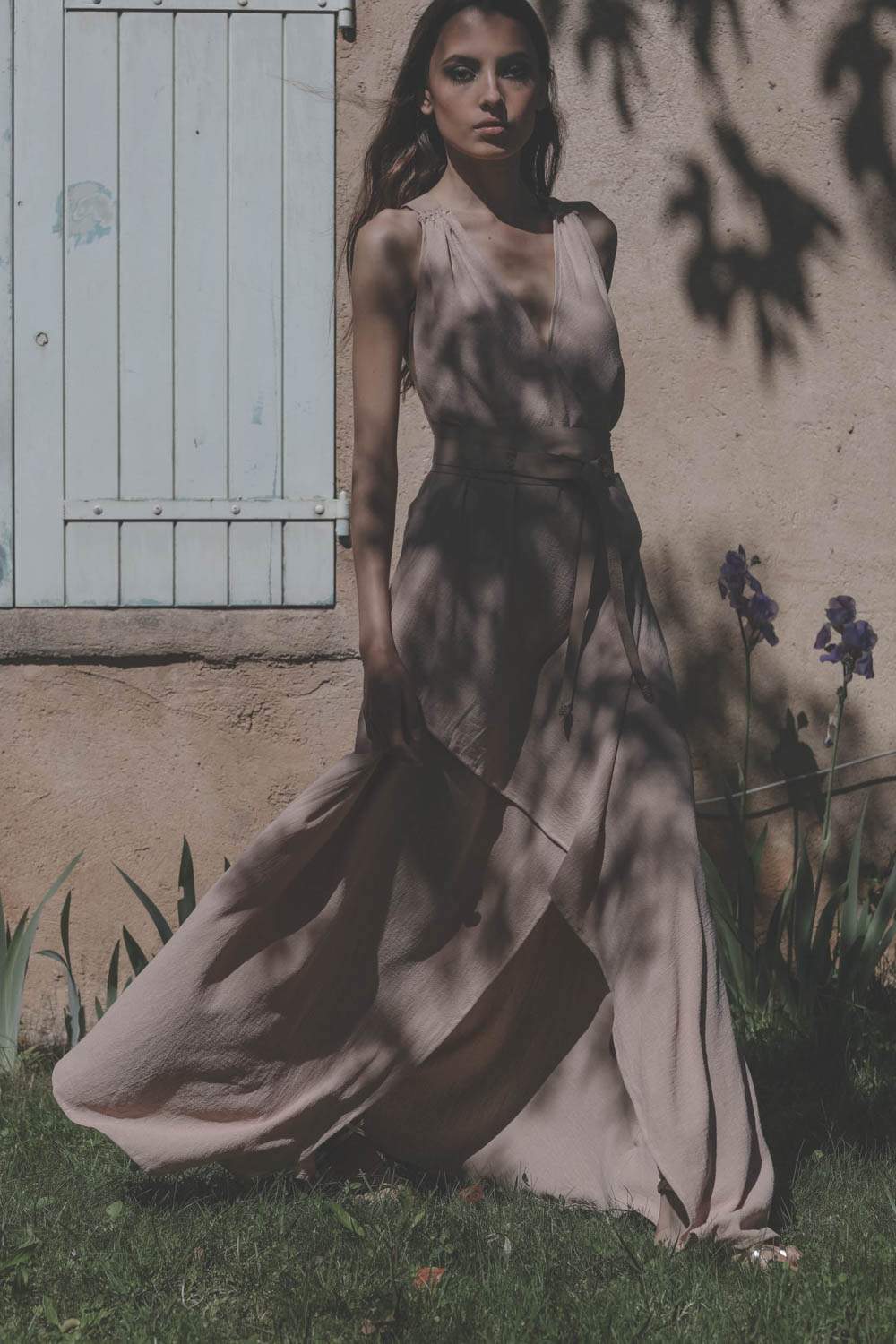 Robe longue dos nu en voile de coton rose pâle Akalche Caravana. 