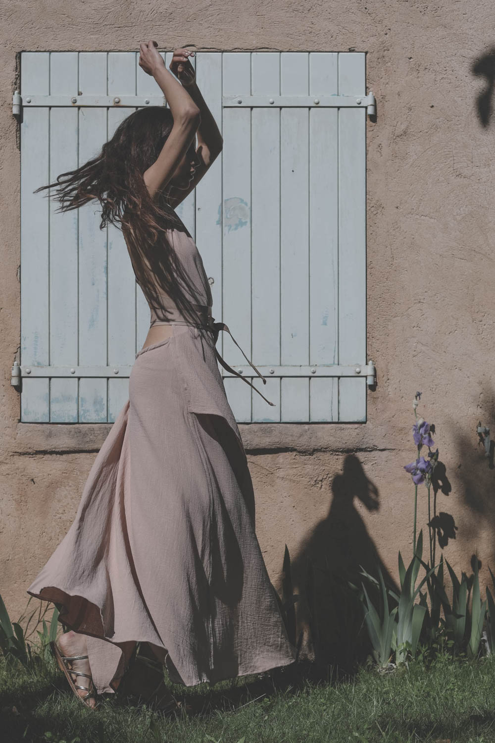 Robe longue dos nu en voile de coton rose pâle Akalche Caravana. Porté profil.  