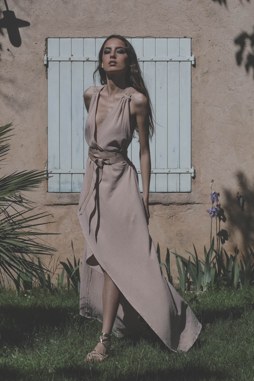 Robe longue dos nu en voile de coton rose pâle Akalche Caravana. Porté face.