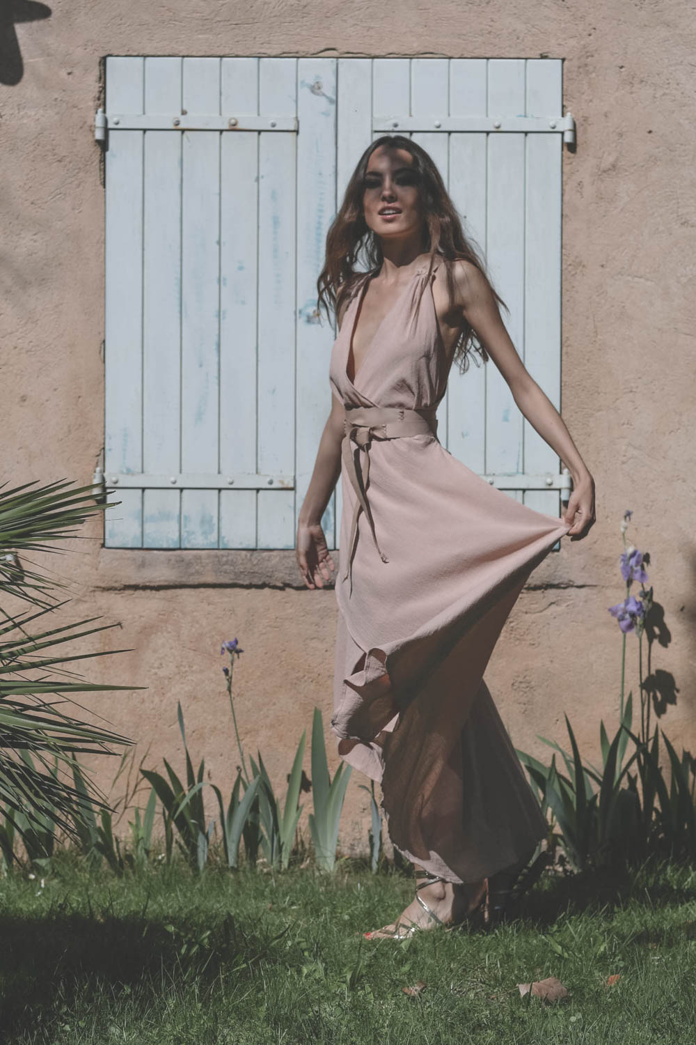 Robe longue dos nu en voile de coton rose pâle Akalche Caravana. Porté.