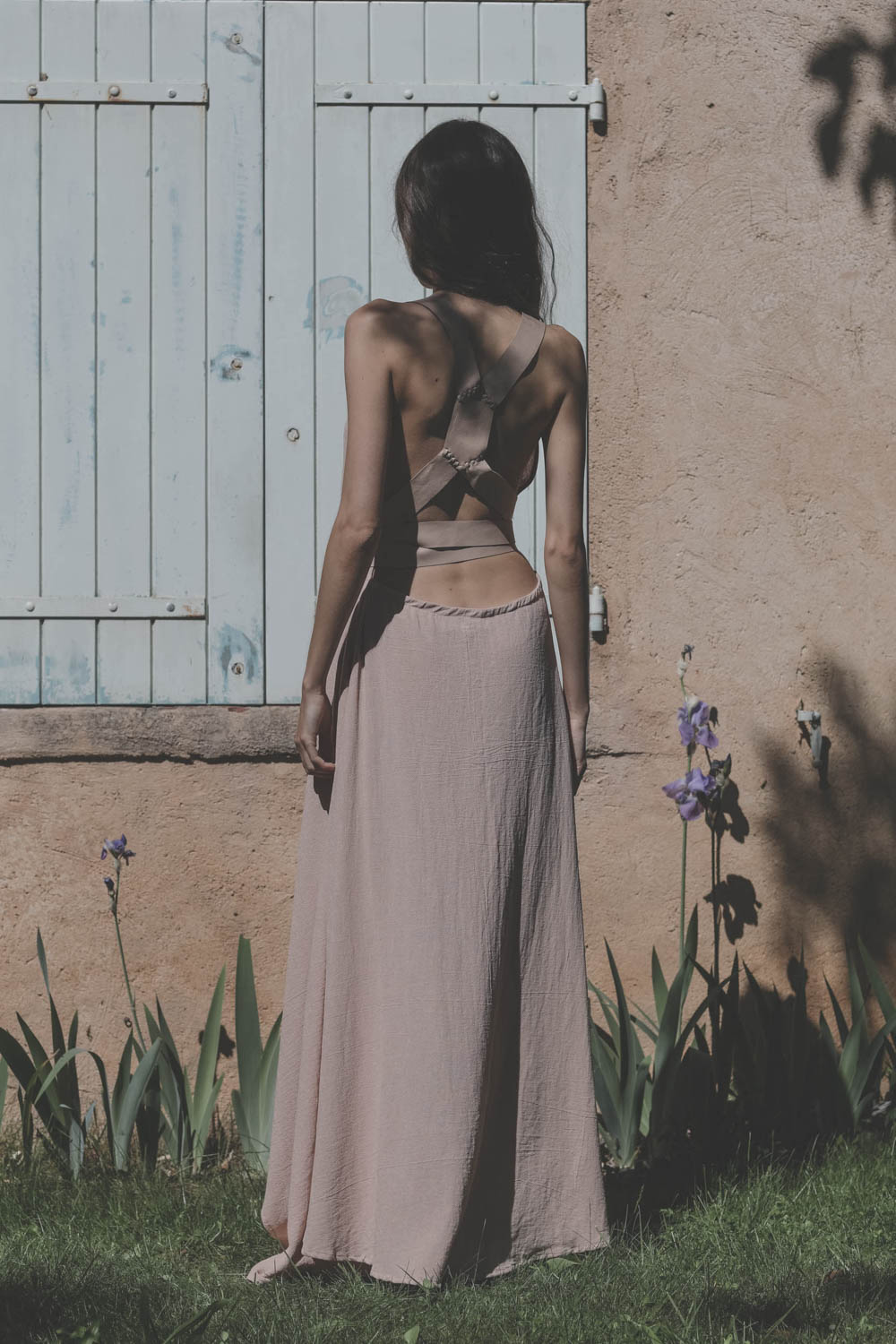 Robe longue dos nu en voile de coton et ceinture en cuir rose pâle Akalche Caravana. 