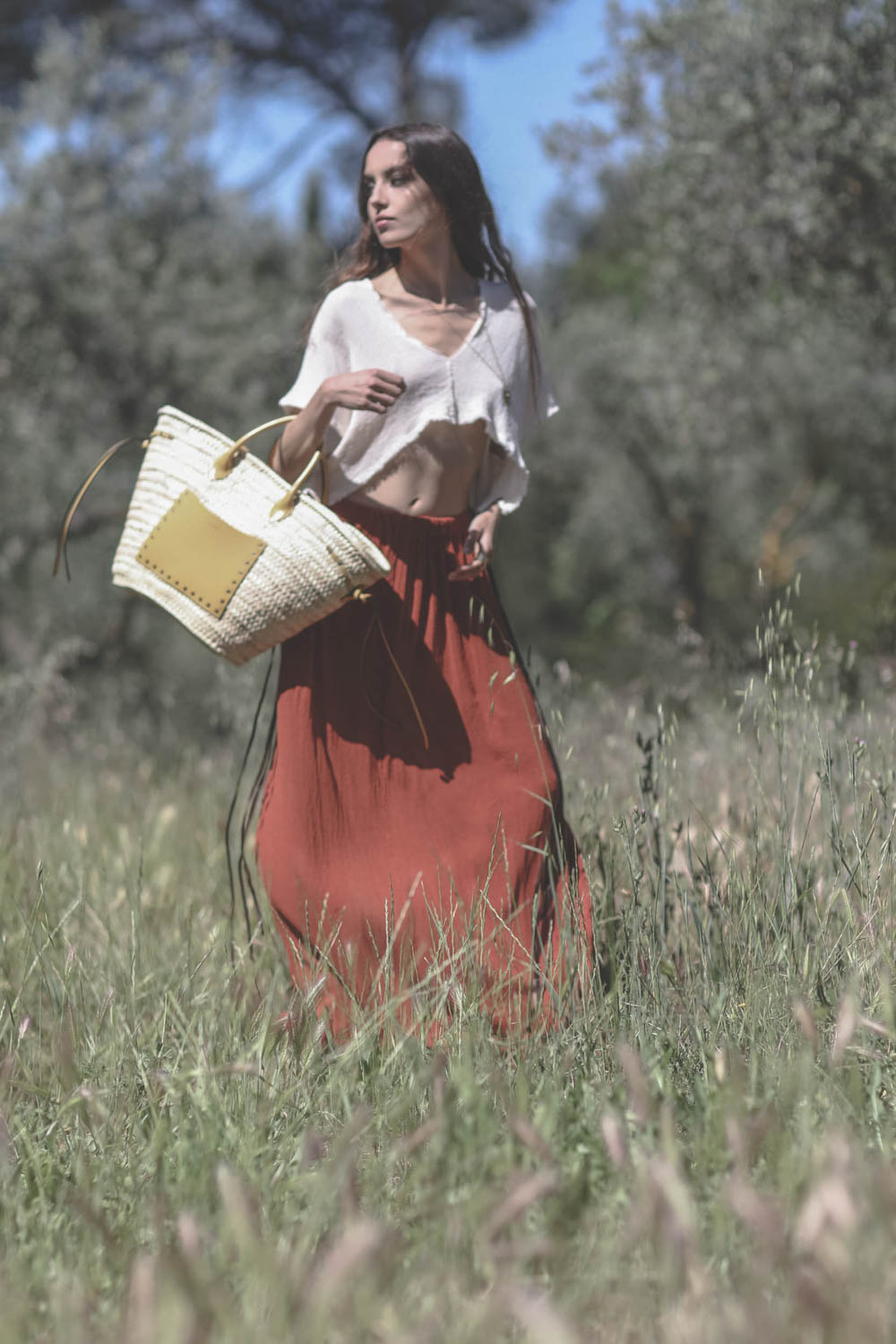 Panier en osier cuir jaune Cadix Isabel Marant. Porté bras.