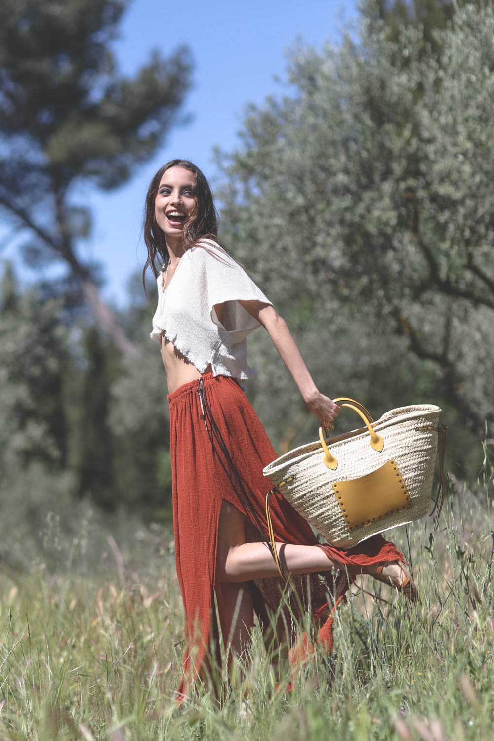Panier en osier cuir jaune Cadix Isabel Marant. Porté profil.