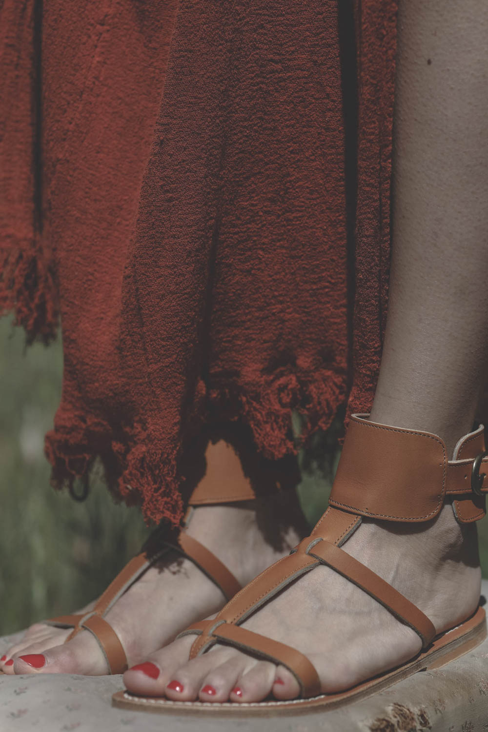 Jupe longue droite en voile de coton ocre Caravana. Port&eacute; avec des sandales en cuir naturel. 
