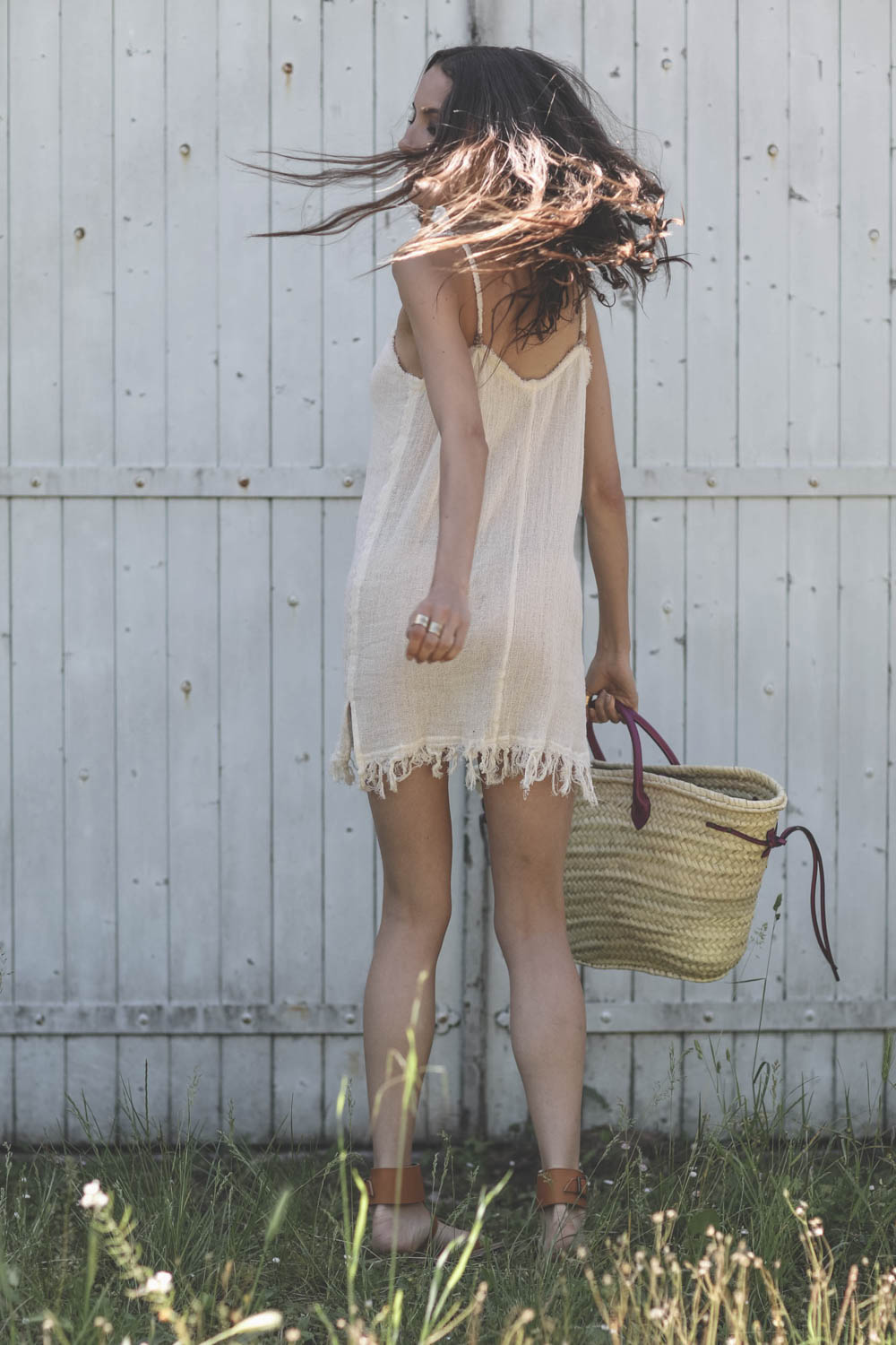 Mini robe fines bretelles en gaze de coton &eacute;cru Becan Caravana. Port&eacute; dos avec des sandales en cuir naturel.