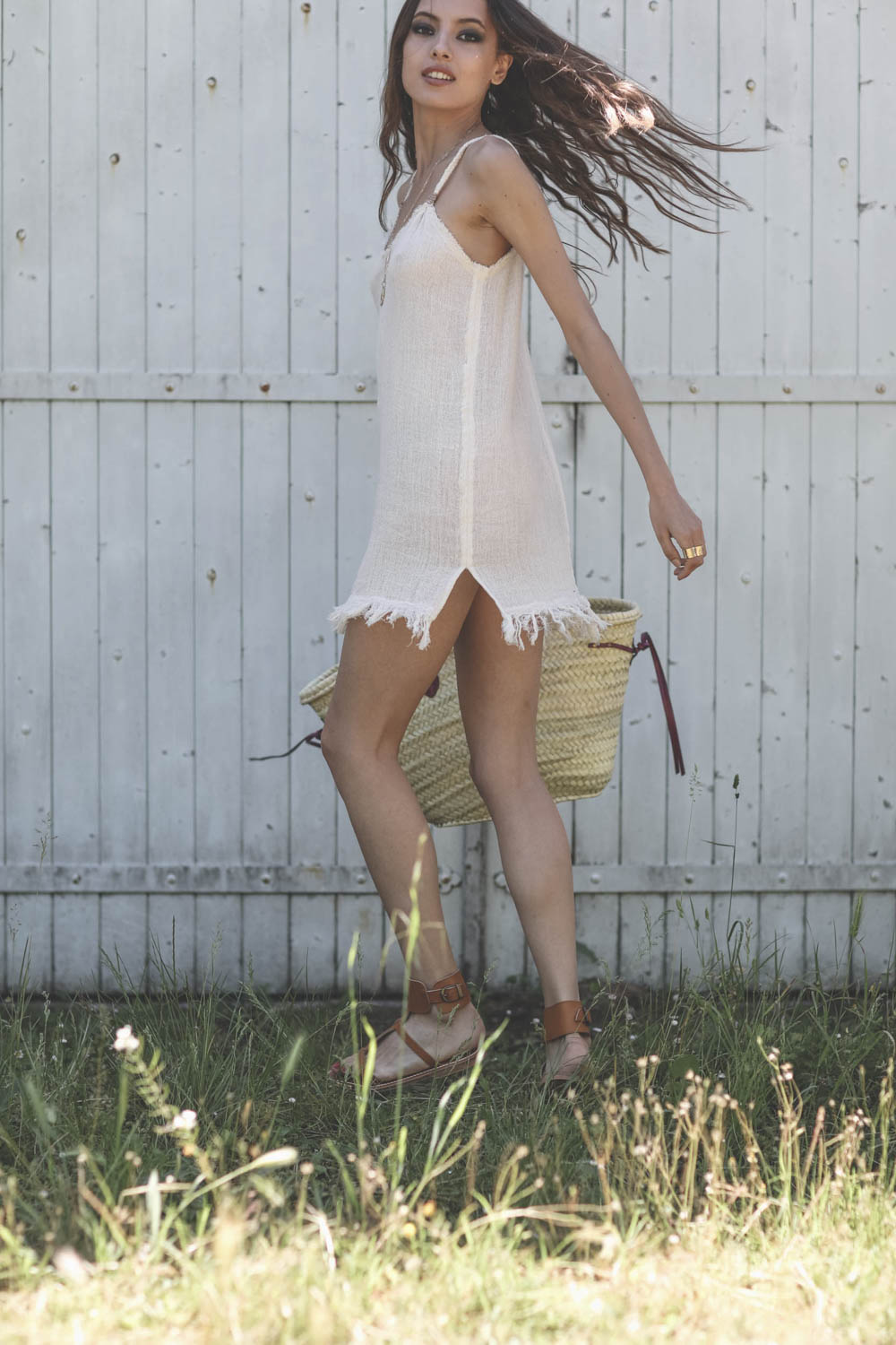 Mini robe fines bretelles en gaze de coton &eacute;cru Becan Caravana. Port&eacute; profil.