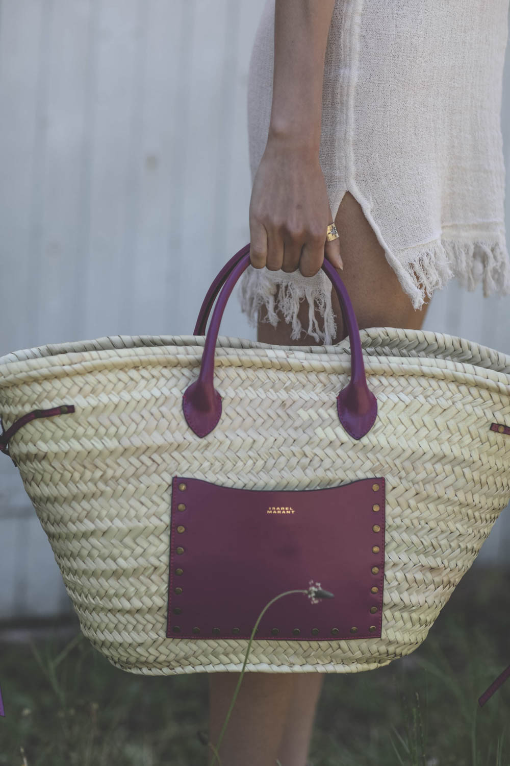 Panier en osier et cuir violet Cadix Isabel Marant. Port&eacute; main. 