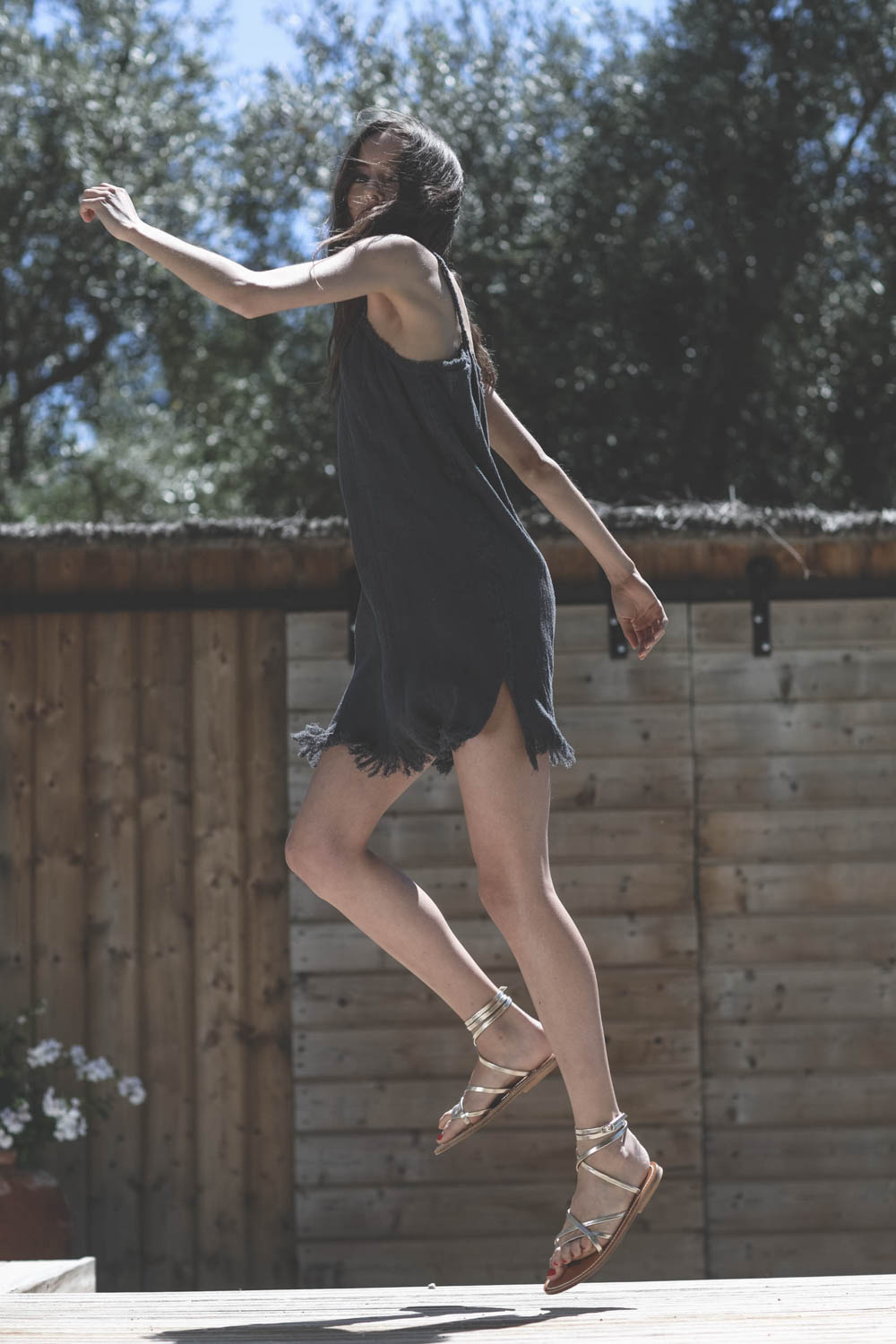 Mini robe fines bretelles en gaze de coton gris foncé Becan Caravana.
