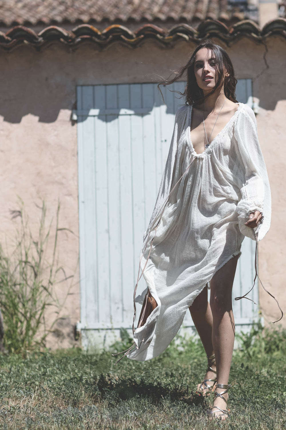 Robe manches longues en gaze de coton &eacute;cru Huiro Caravana. Port&eacute; face.  