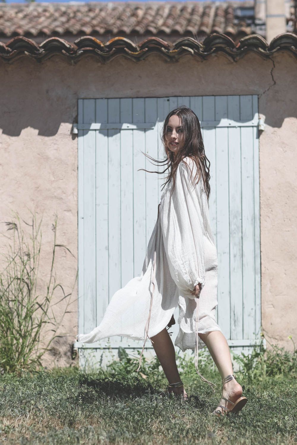 Robe manches longues en gaze de coton &eacute;cru Huiro Caravana. Port&eacute; dos.