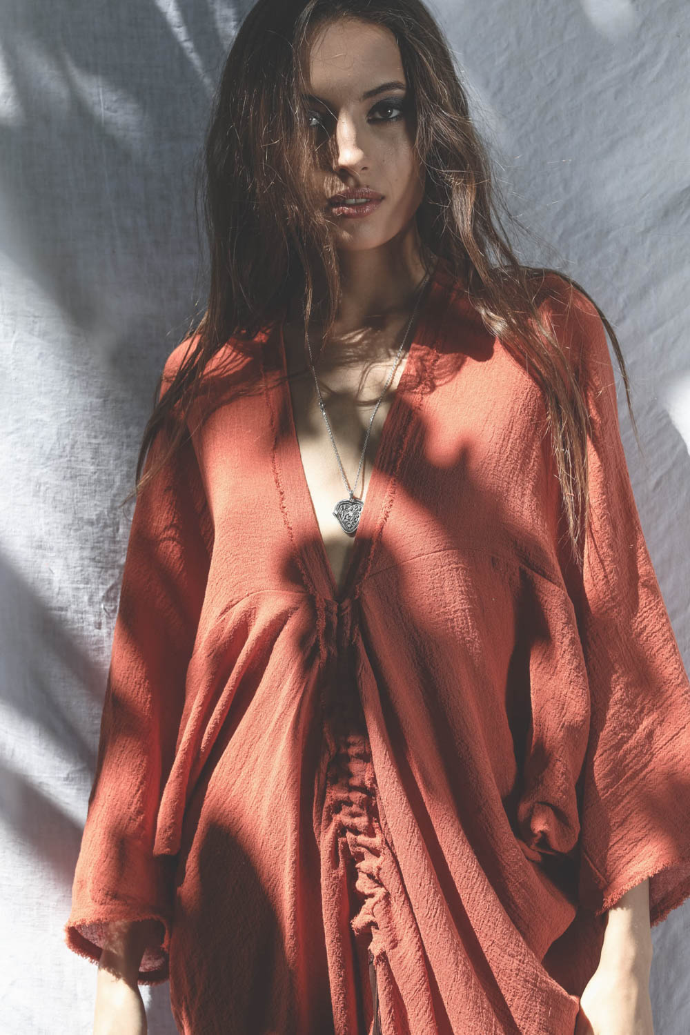 Robe caftan en gaze de coton orange Tiop Caravana. D&eacute;tail port&eacute;. 