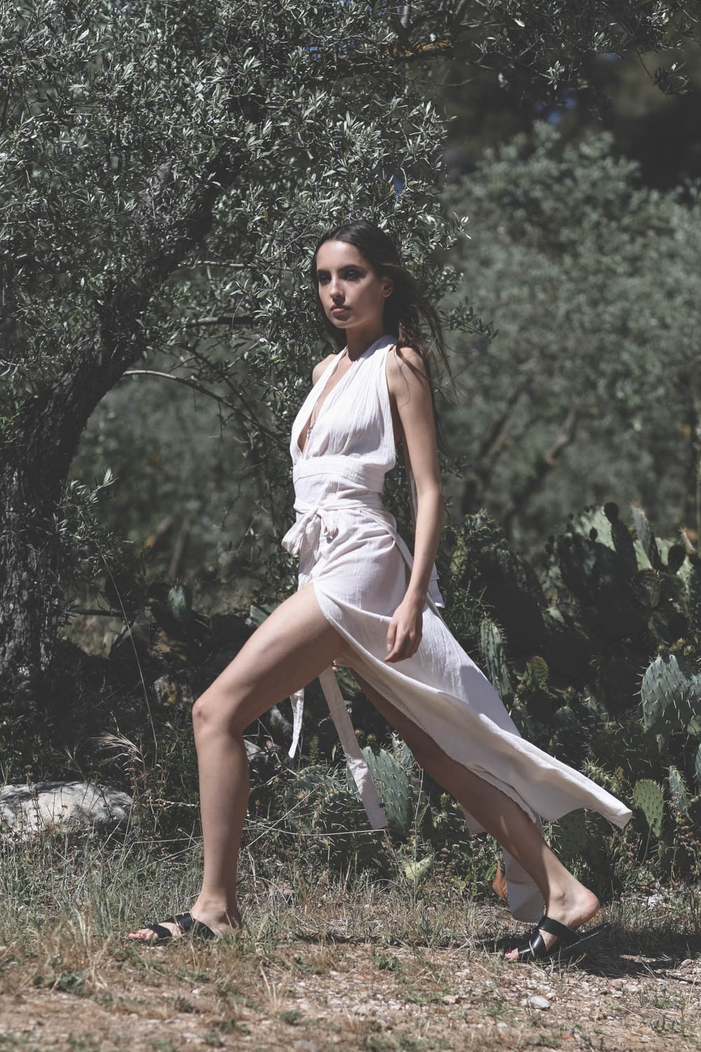 Robe longue fendue sur les jambes dos nu en coton &eacute;cru Tacoh Caravana. Port&eacute; profil. 