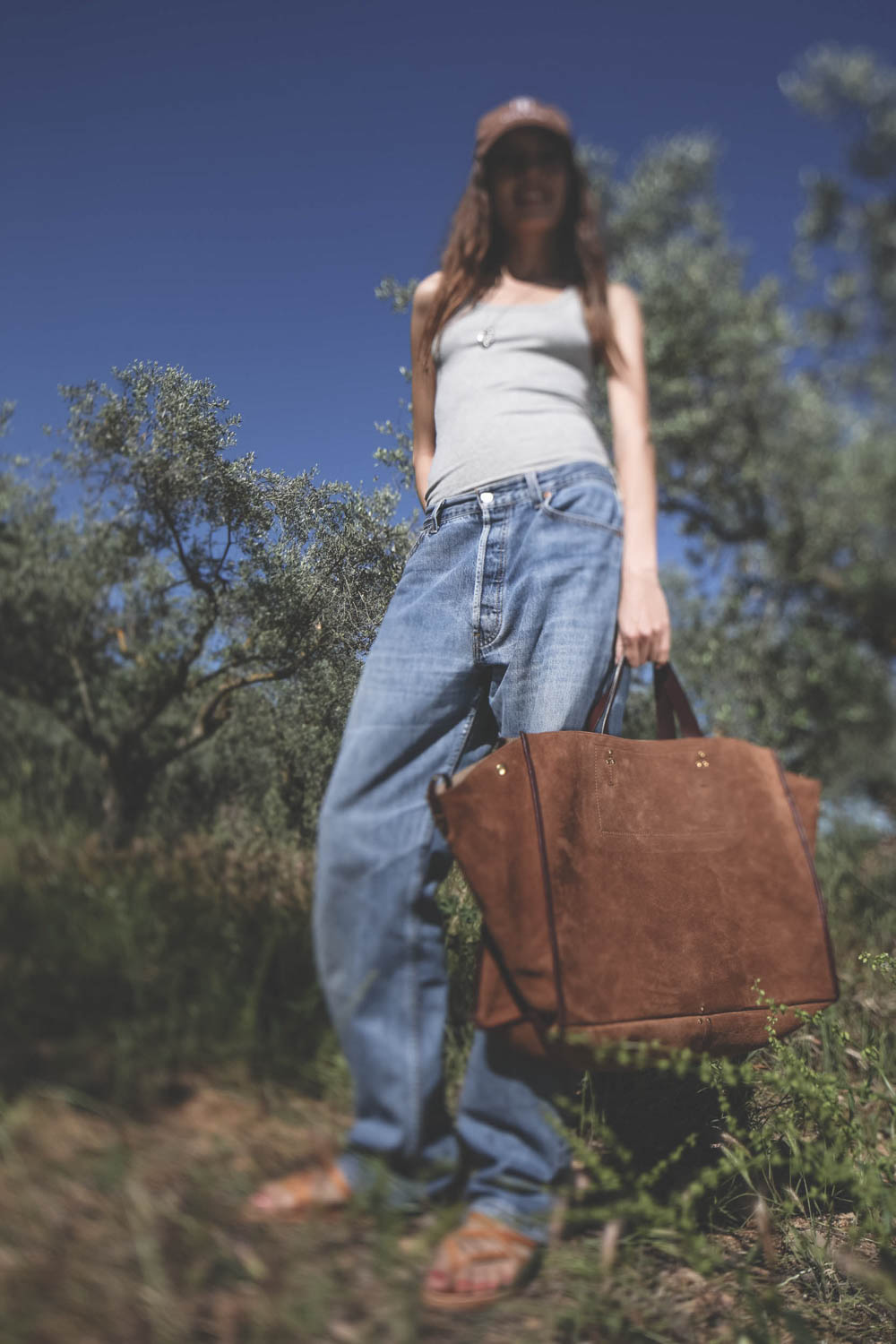 Cabas en cuir Léon L Jérôme Dreyfuss Split Suede Tabac. Porté profil.