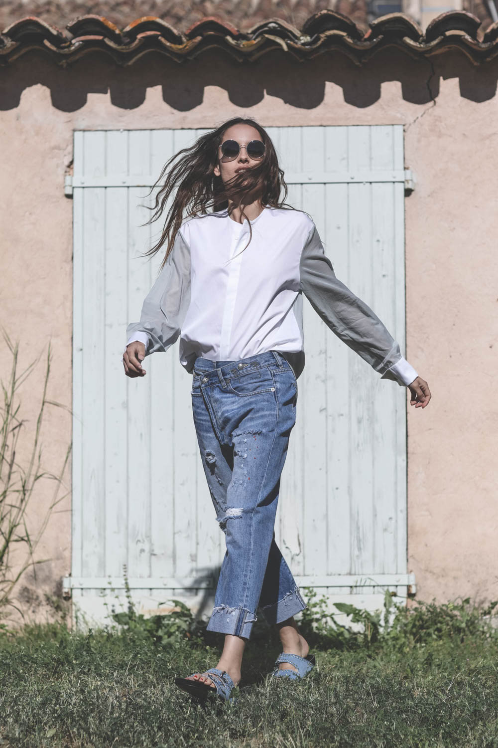 Sandales cloutées en jean bleu ciel Lennyo Isabel Marant. Porté avec un jean. 