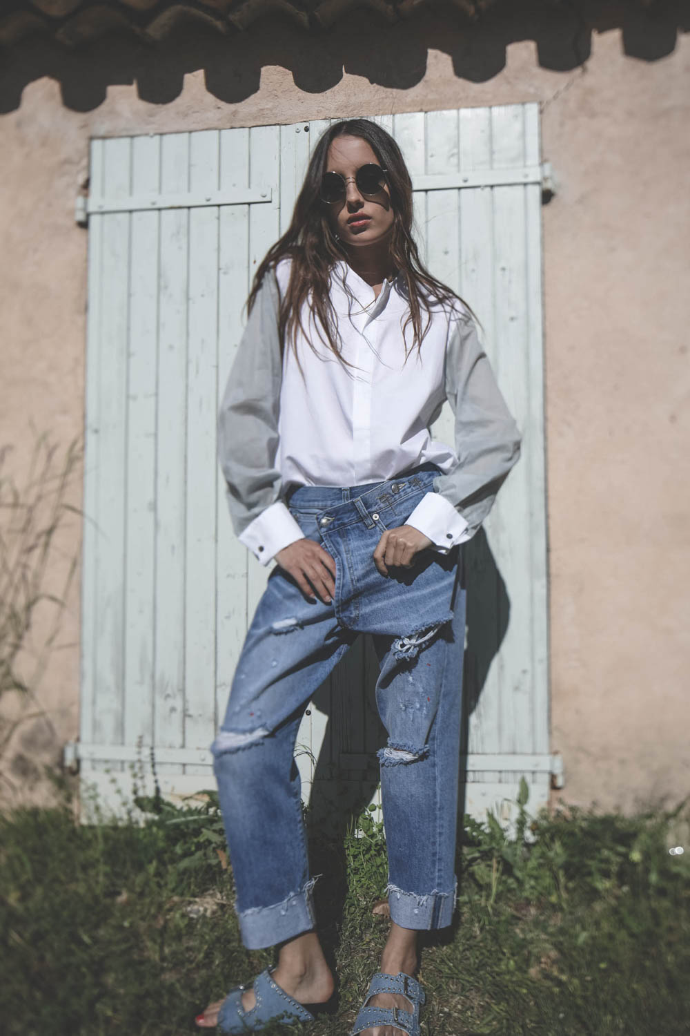 Sandales cloutées en jean bleu ciel Lennyo Isabel Marant. Porté face.