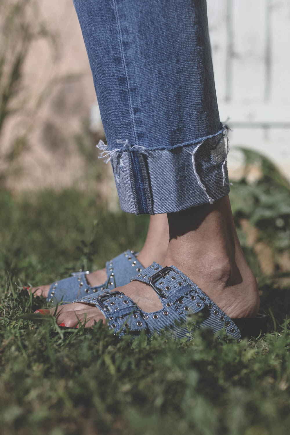 Sandales cloutées en jean bleu ciel Lennyo Isabel Marant. Porté. 