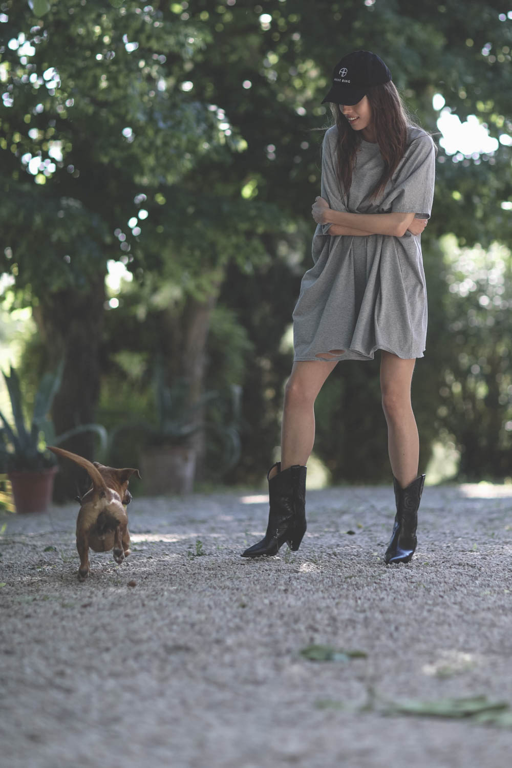 Robe tee-shirt manches courtes d&eacute;chir&eacute;e gris chin&eacute; Oversize Boxy Tee r13. Port&eacute; avec une casquette.