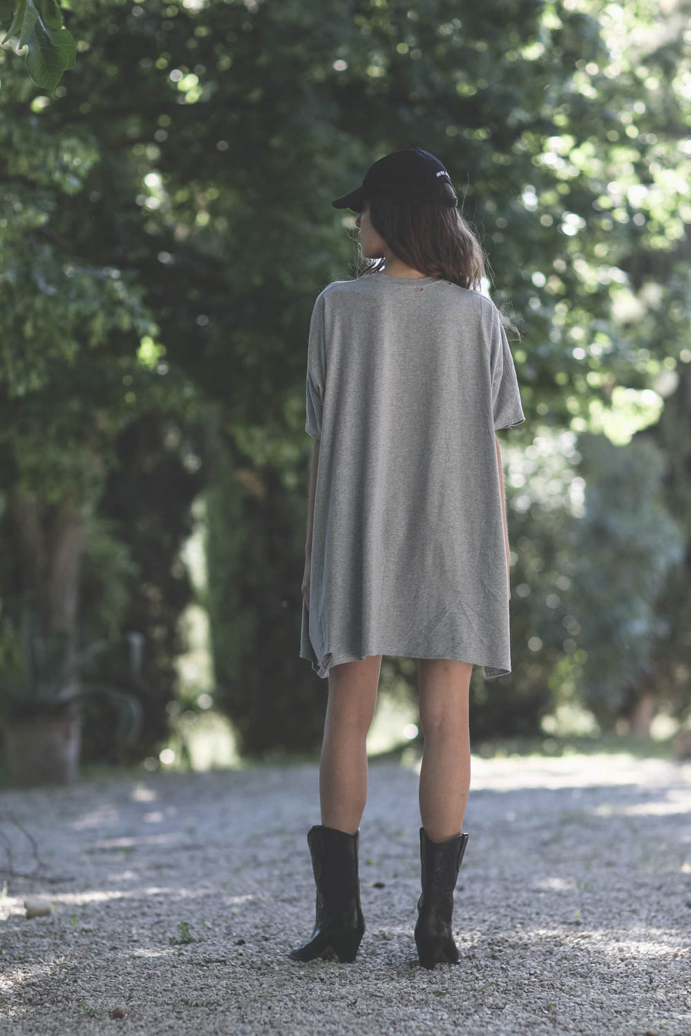 Robe tee-shirt manches courtes d&eacute;chir&eacute;e gris chin&eacute; Oversize Boxy Tee r13. Port&eacute; dos. 