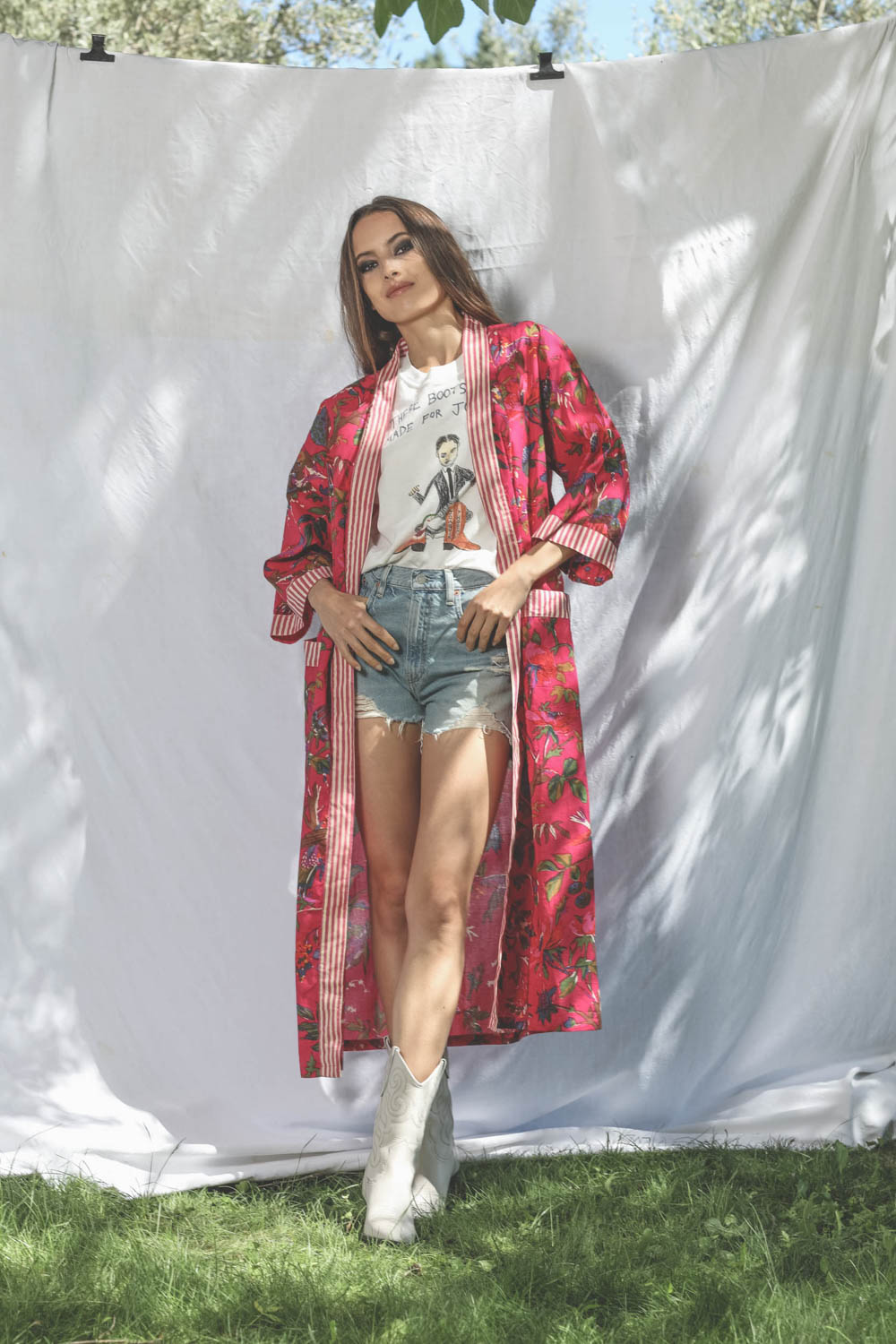 Kimono Sharing Rose Fushia. Port&eacute; avec un short en jean.  