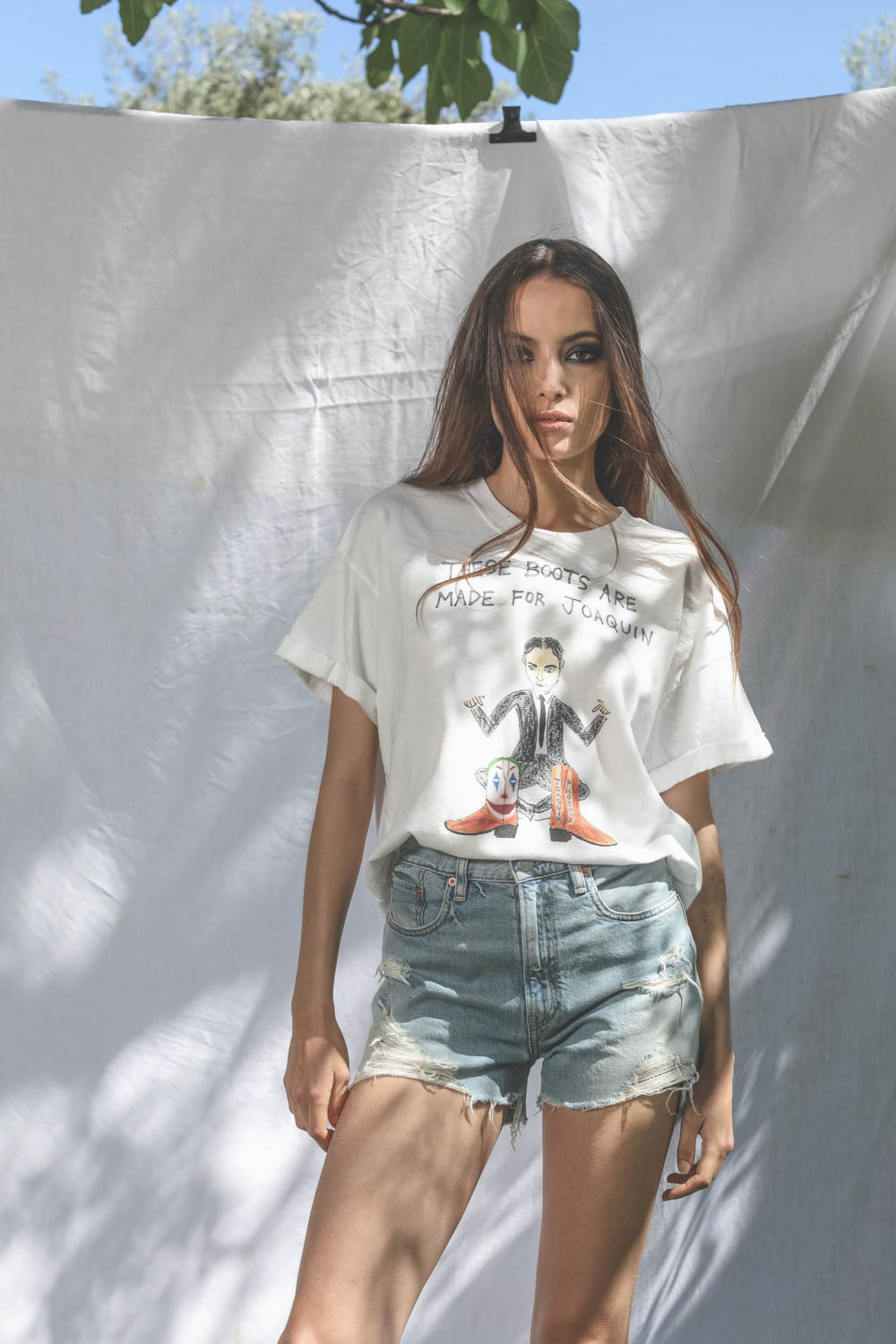 Unfortunate Portrait Tee-shirt blanc These Boots are made for Joaquin 