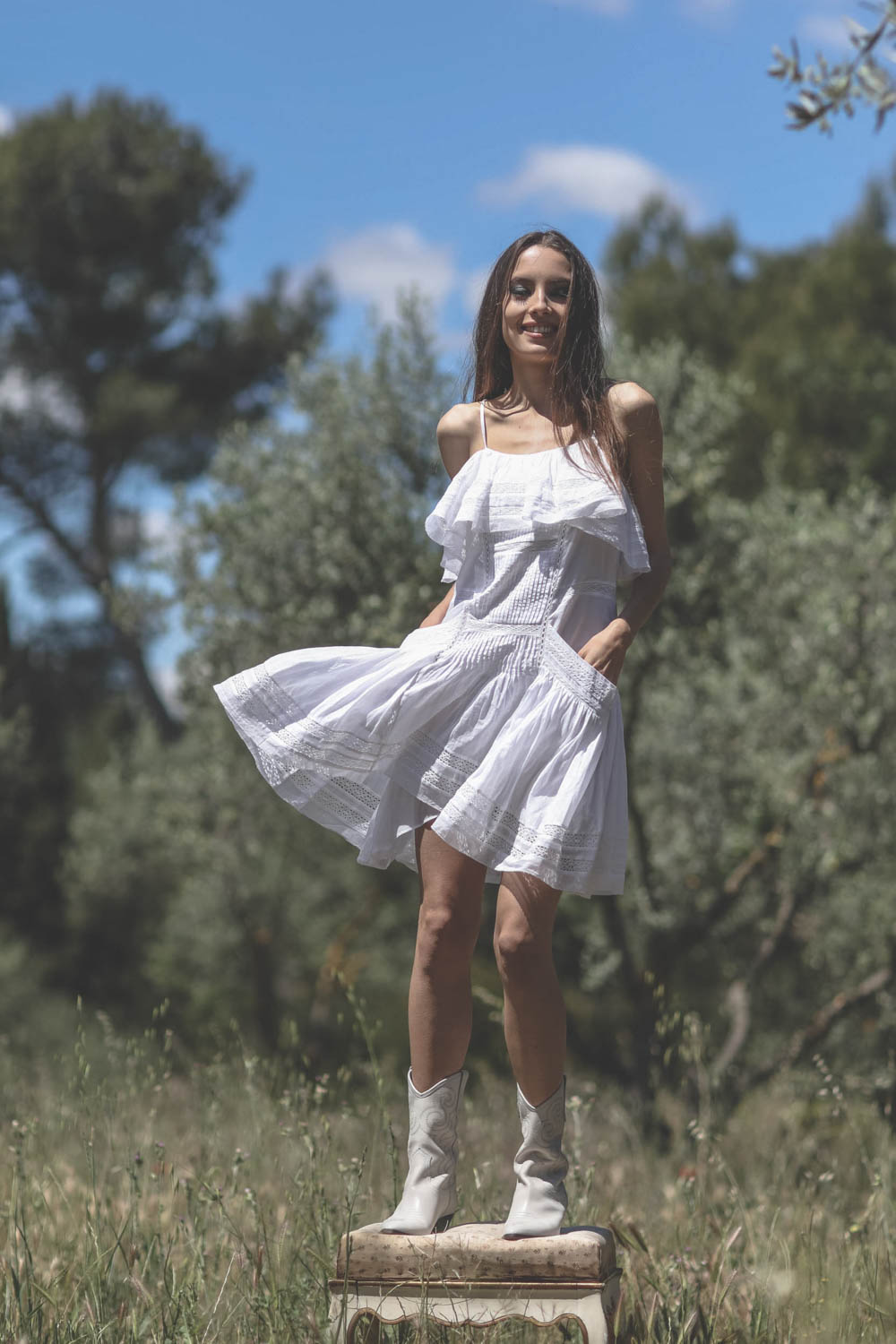 Robe au dessus du genoux fines bretelles en voile de coton blanc et dentelle Moly Marant Etoile. Porté face.