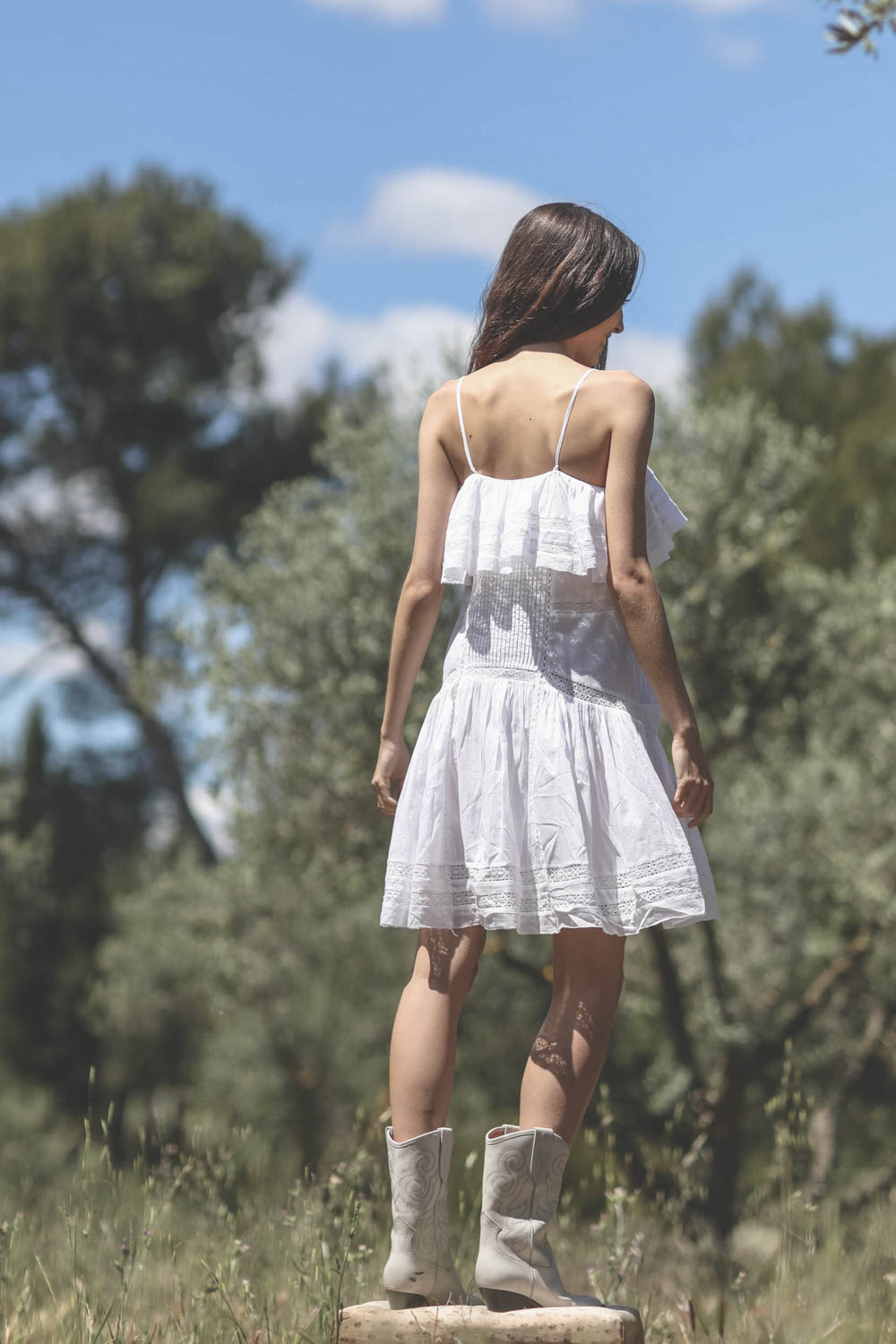 Robe au dessus du genoux fines bretelles en voile de coton blanc et dentelle Moly Marant Etoile. Porté dos. 