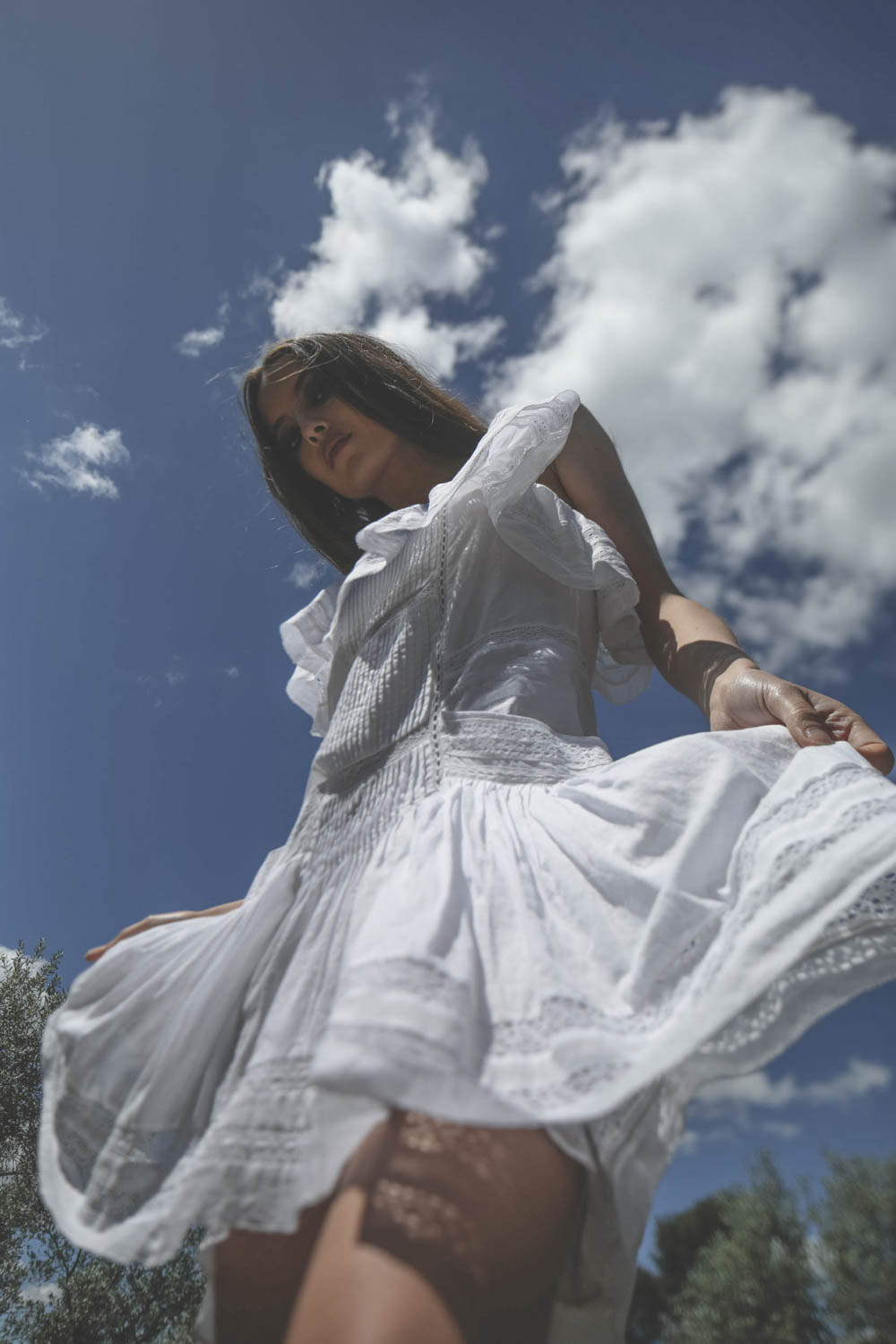 Robe au dessus du genoux fines bretelles en voile de coton blanc et dentelle Moly Marant Etoile. Détail dentelle.