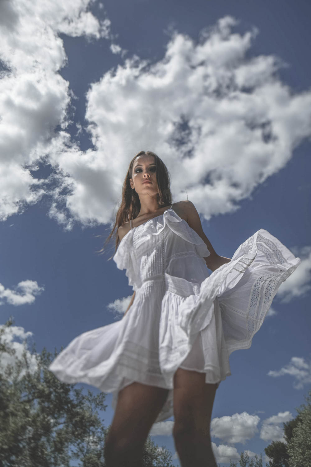 Robe au dessus du genoux fines bretelles en voile de coton blanc et dentelle Moly Marant Etoile. Détail volants.