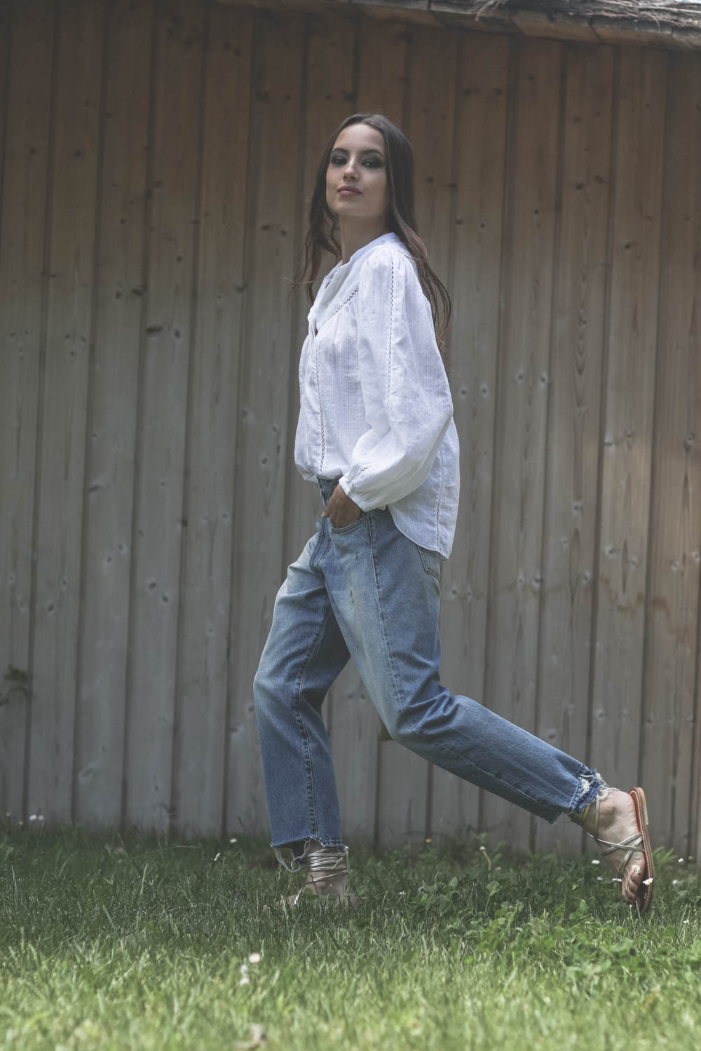 Chemise manches longues en coton blanc Leonard Marant Etoile. Porté profil.